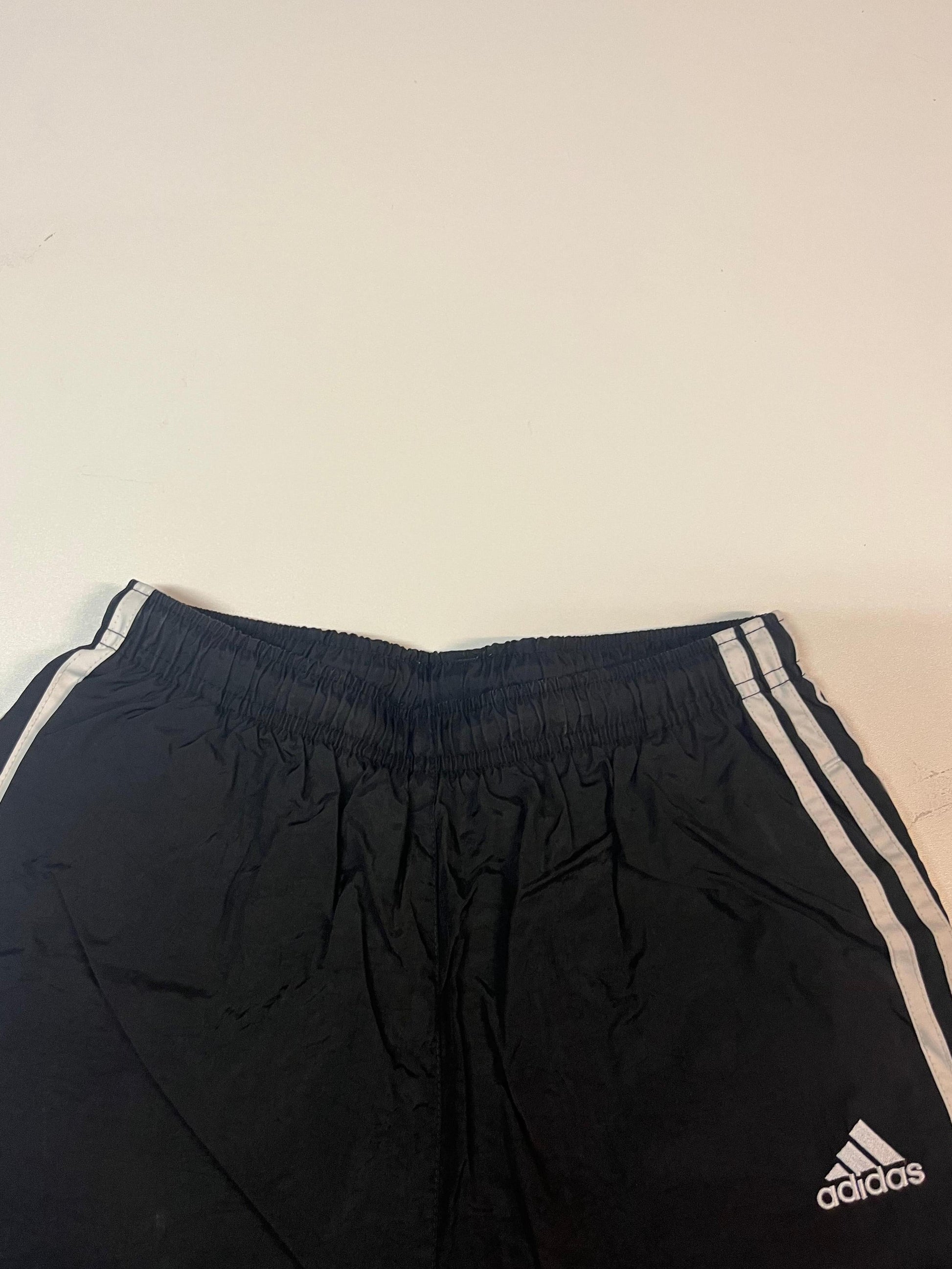 Entdecke unsere Vintage Track Pants von Nike und anderen Marken, erhältlich bei Valuxery.de - Dein Shop für trendige Vintage - Kleidung. Unsere Track Pants sind aus hochwertigen Materialien und