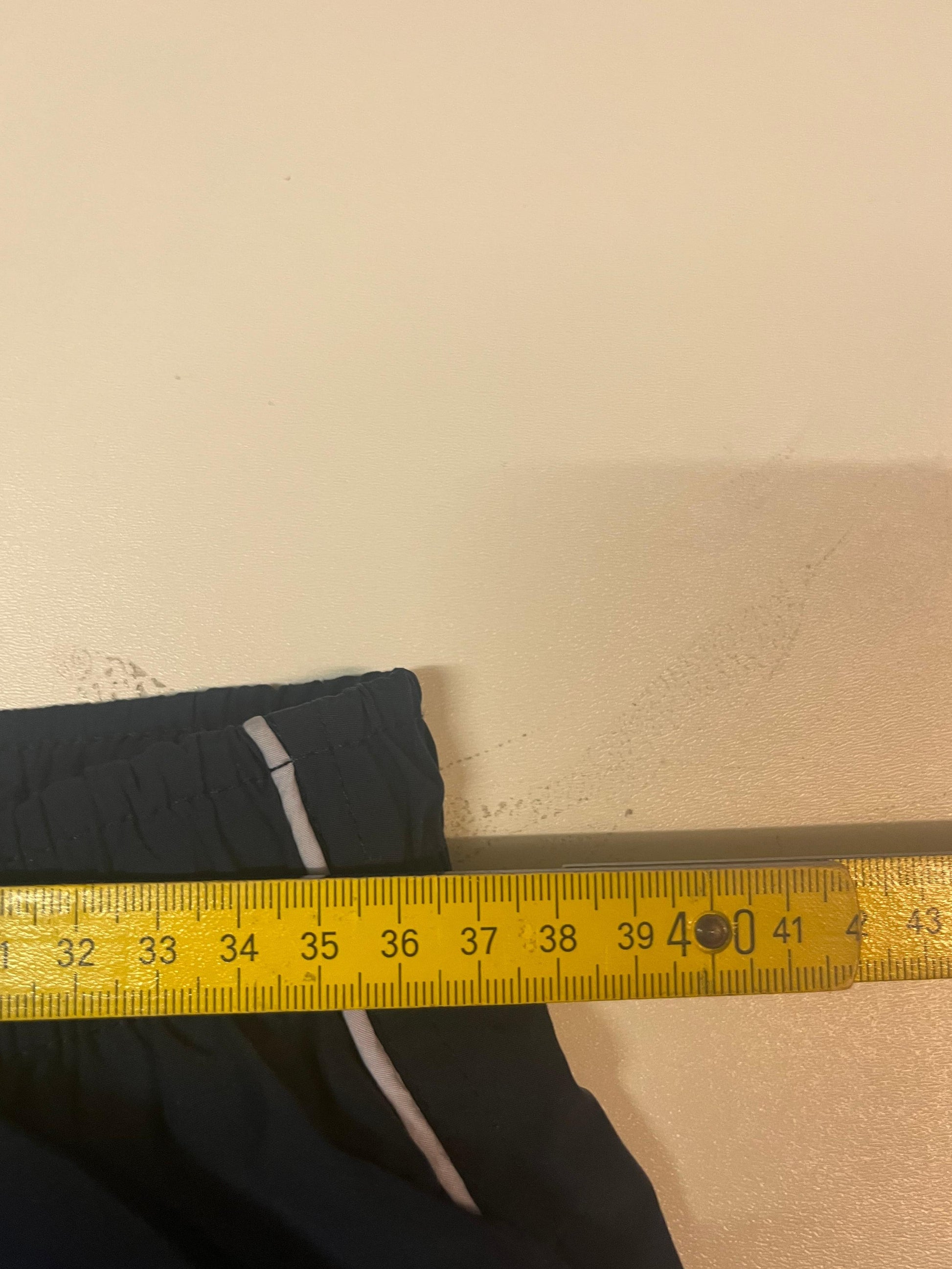 Entdecke unsere Vintage Track Pants von Nike und anderen Marken, erhältlich bei Valuxery.de - Dein Shop für trendige Vintage - Kleidung. Unsere Track Pants sind aus hochwertigen Materialien und