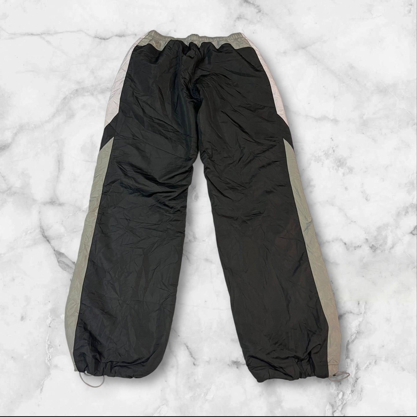 Entdecke unsere Vintage Track Pants von Nike und anderen Marken, erhältlich bei Valuxery.de - Dein Shop für trendige Vintage - Kleidung. Unsere Track Pants sind aus hochwertigen Materialien und