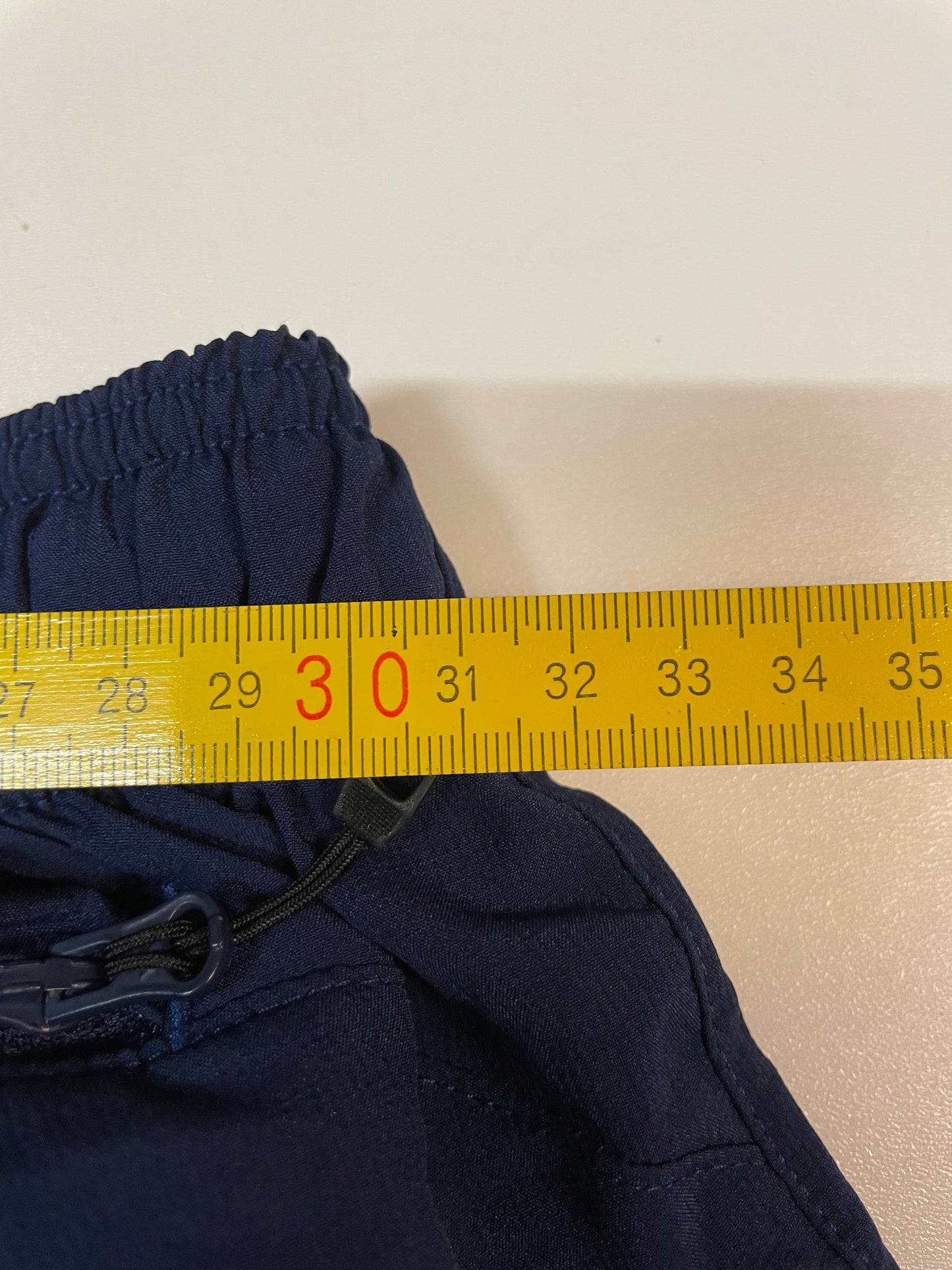Entdecke unsere Vintage Track Pants von Nike und anderen Marken, erhältlich bei Valuxery.de - Dein Shop für trendige Vintage - Kleidung. Unsere Track Pants sind aus hochwertigen Materialien und