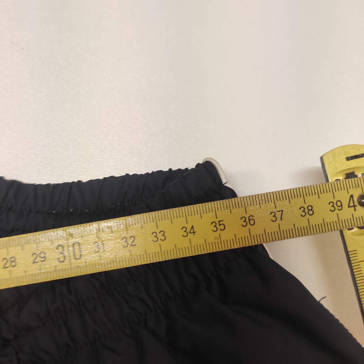 Entdecke unsere Vintage Track Pants von Nike und anderen Marken, erhältlich bei Valuxery.de - Dein Shop für trendige Vintage - Kleidung. Unsere Track Pants sind aus hochwertigen Materialien und