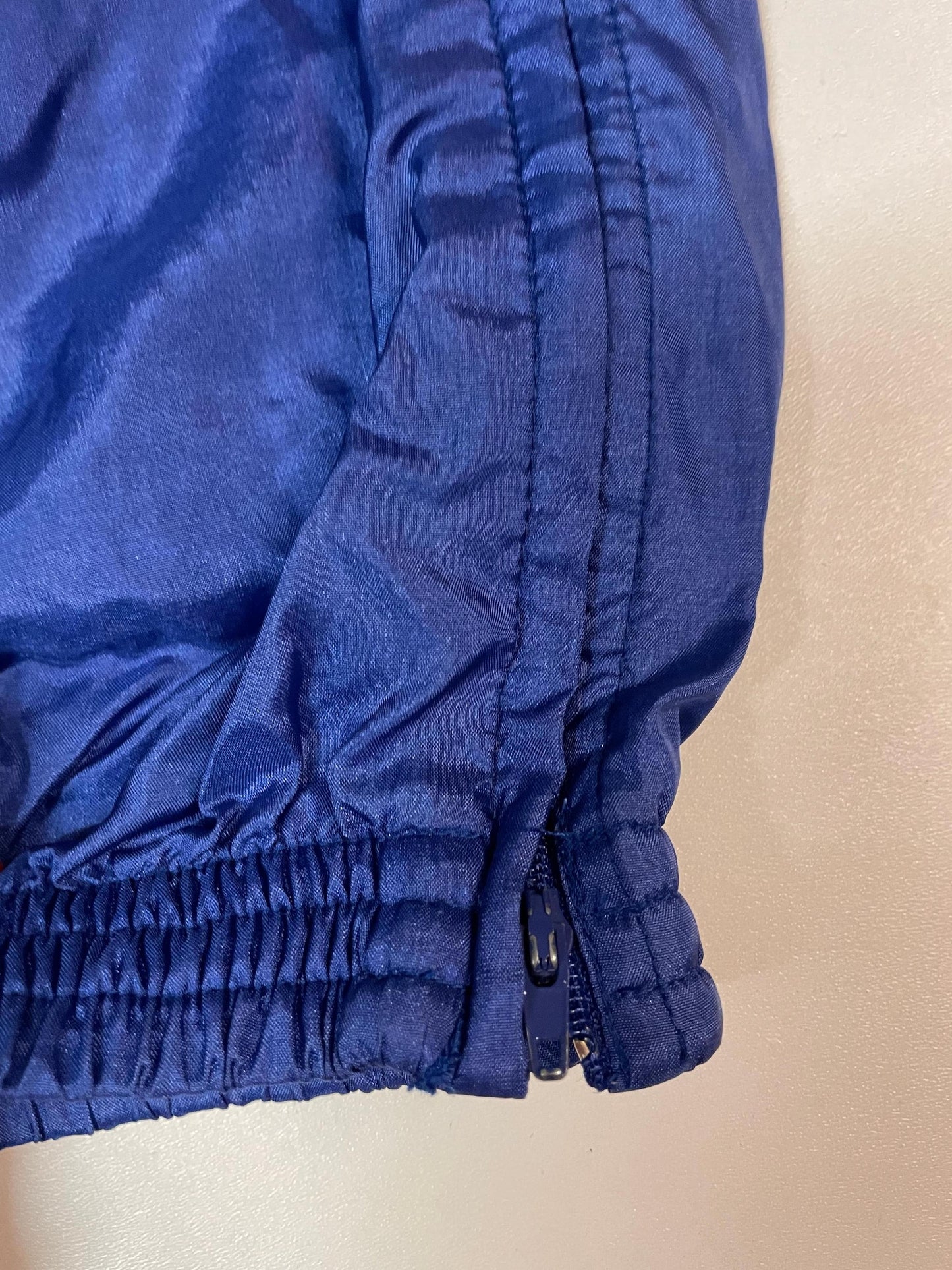 Entdecke unsere Vintage Track Pants von Nike und anderen Marken, erhältlich bei Valuxery.de - Dein Shop für trendige Vintage - Kleidung. Unsere Track Pants sind aus hochwertigen Materialien und