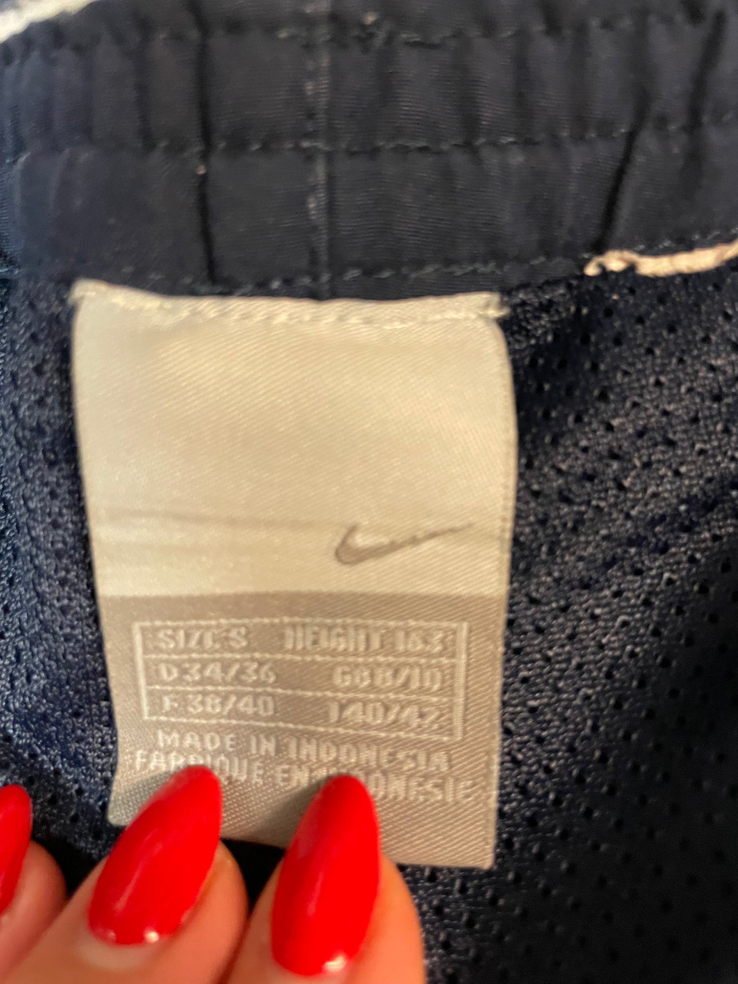 Entdecke unsere Vintage Track Pants von Nike und anderen Marken, erhältlich bei Valuxery.de - Dein Shop für trendige Vintage - Kleidung. Unsere Track Pants sind aus hochwertigen Materialien und