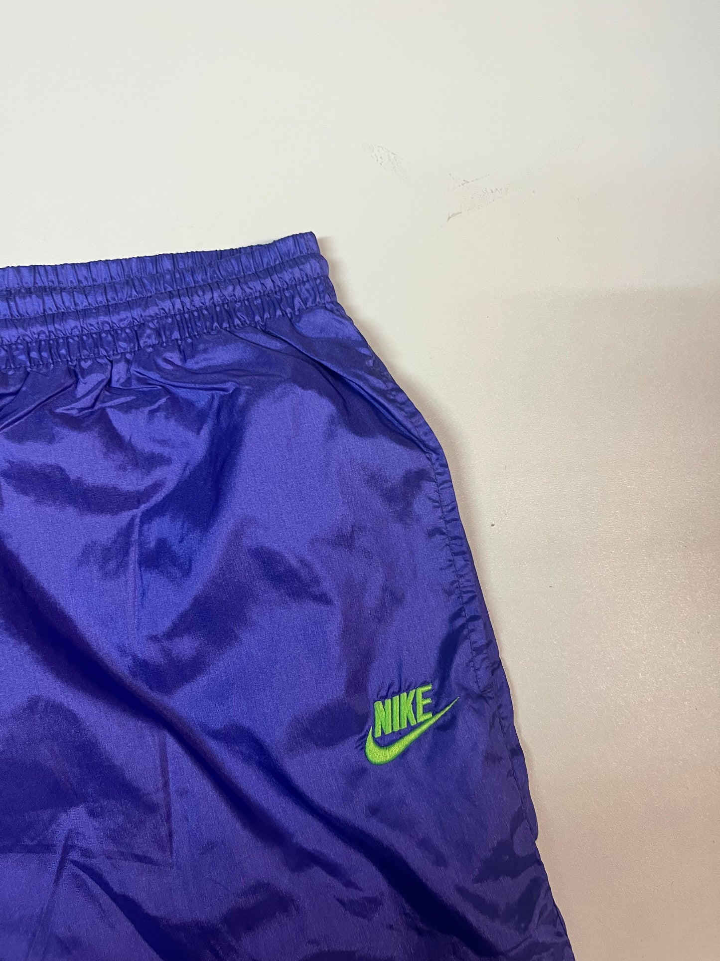Entdecke unsere Vintage Track Pants von Nike und anderen Marken, erhältlich bei Valuxery.de - Dein Shop für trendige Vintage - Kleidung. Unsere Track Pants sind aus hochwertigen Materialien und