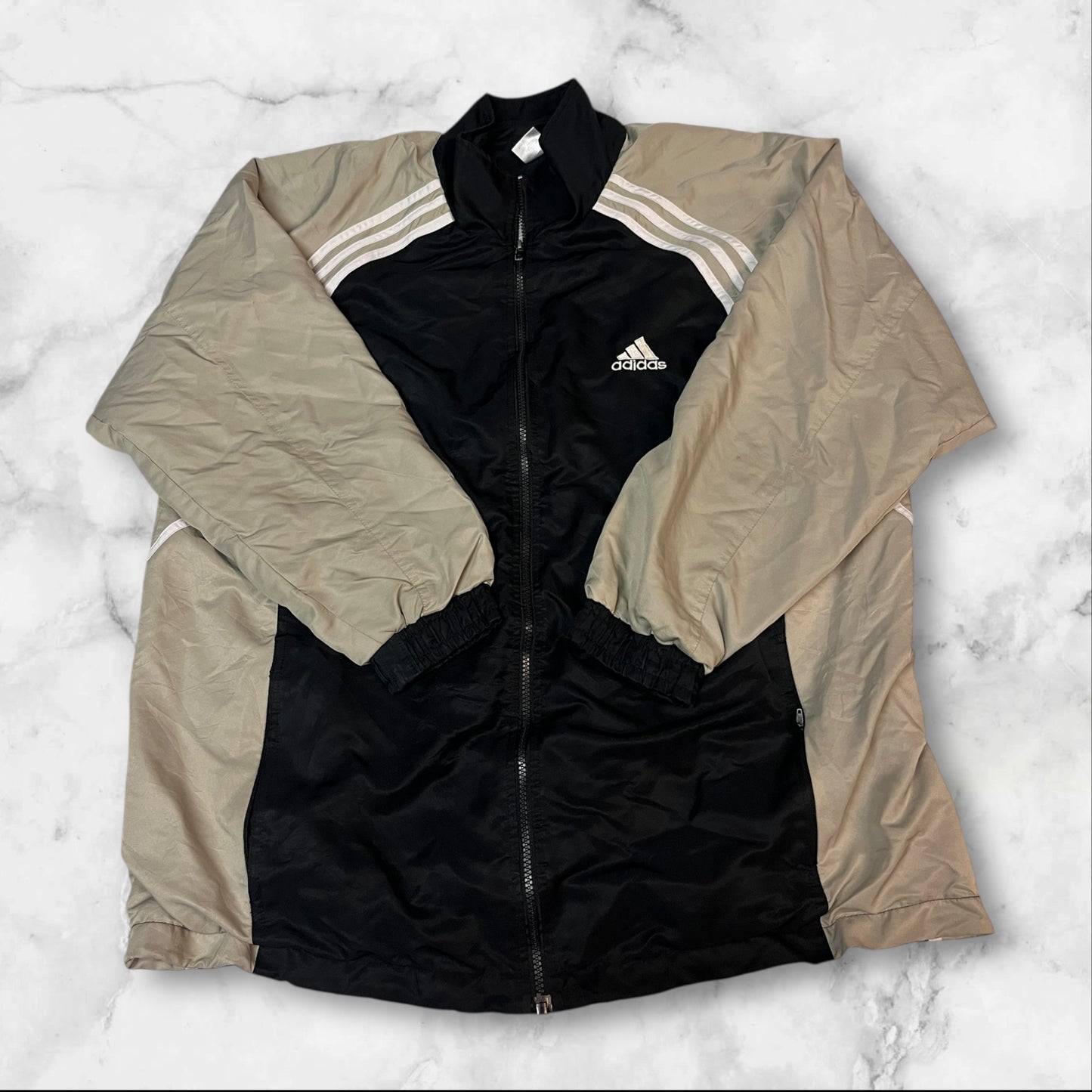Entdecke unsere Vintage Track Pants von Nike und anderen Marken, erhältlich bei Valuxery.de - Dein Shop für trendige Vintage - Kleidung. Unsere Track Pants sind aus hochwertigen Materialien und