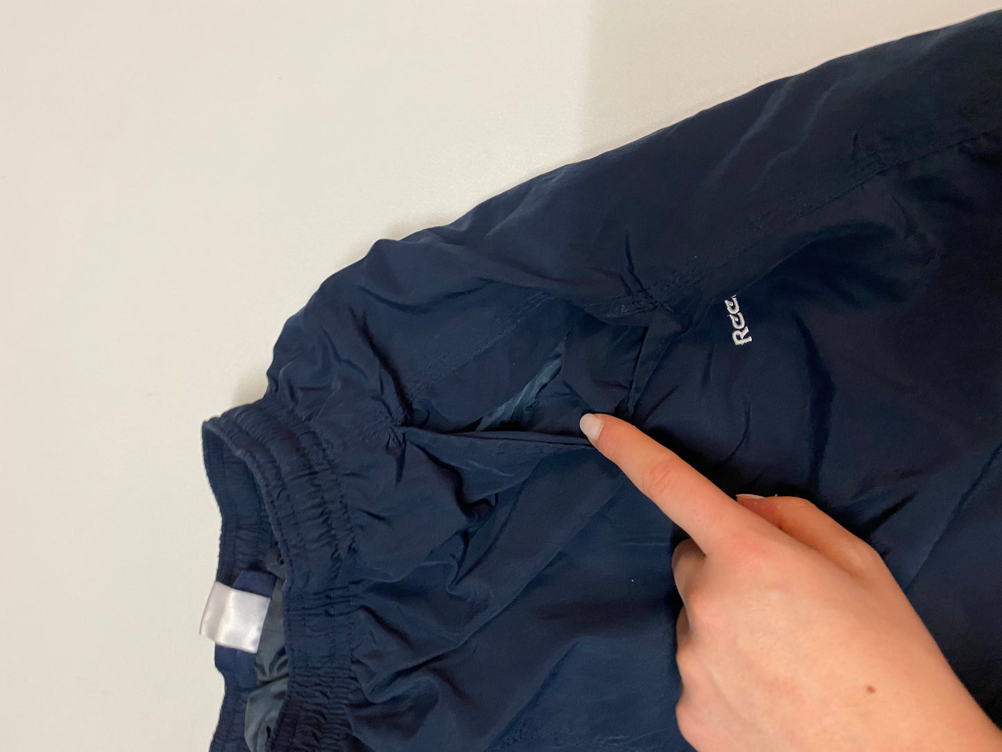 Entdecke unsere Vintage Track Pants von Nike und anderen Marken, erhältlich bei Valuxery.de - Dein Shop für trendige Vintage - Kleidung. Unsere Track Pants sind aus hochwertigen Materialien und