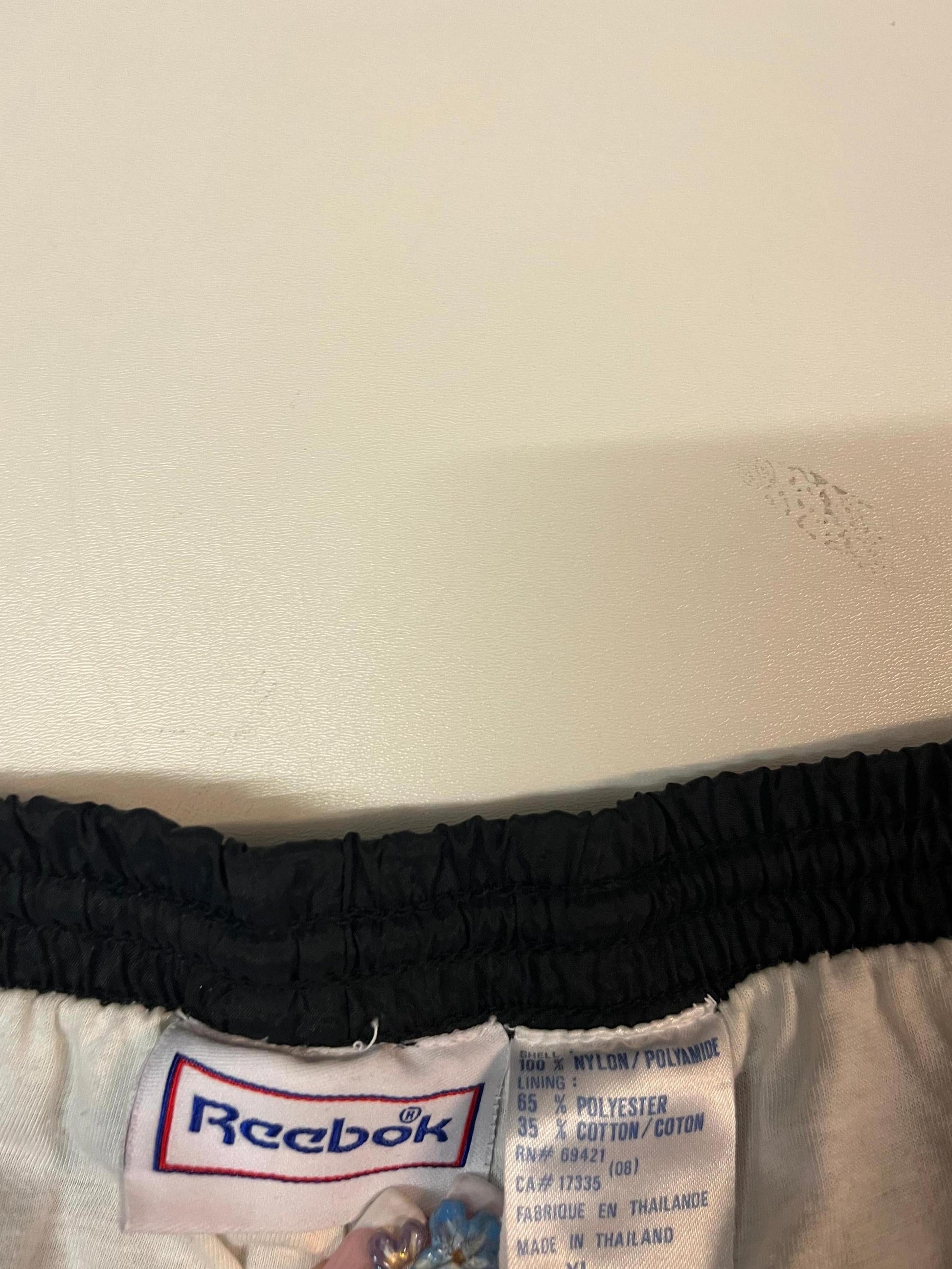 Entdecke unsere Vintage Track Pants von Nike und anderen Marken, erhältlich bei Valuxery.de - Dein Shop für trendige Vintage - Kleidung. Unsere Track Pants sind aus hochwertigen Materialien und