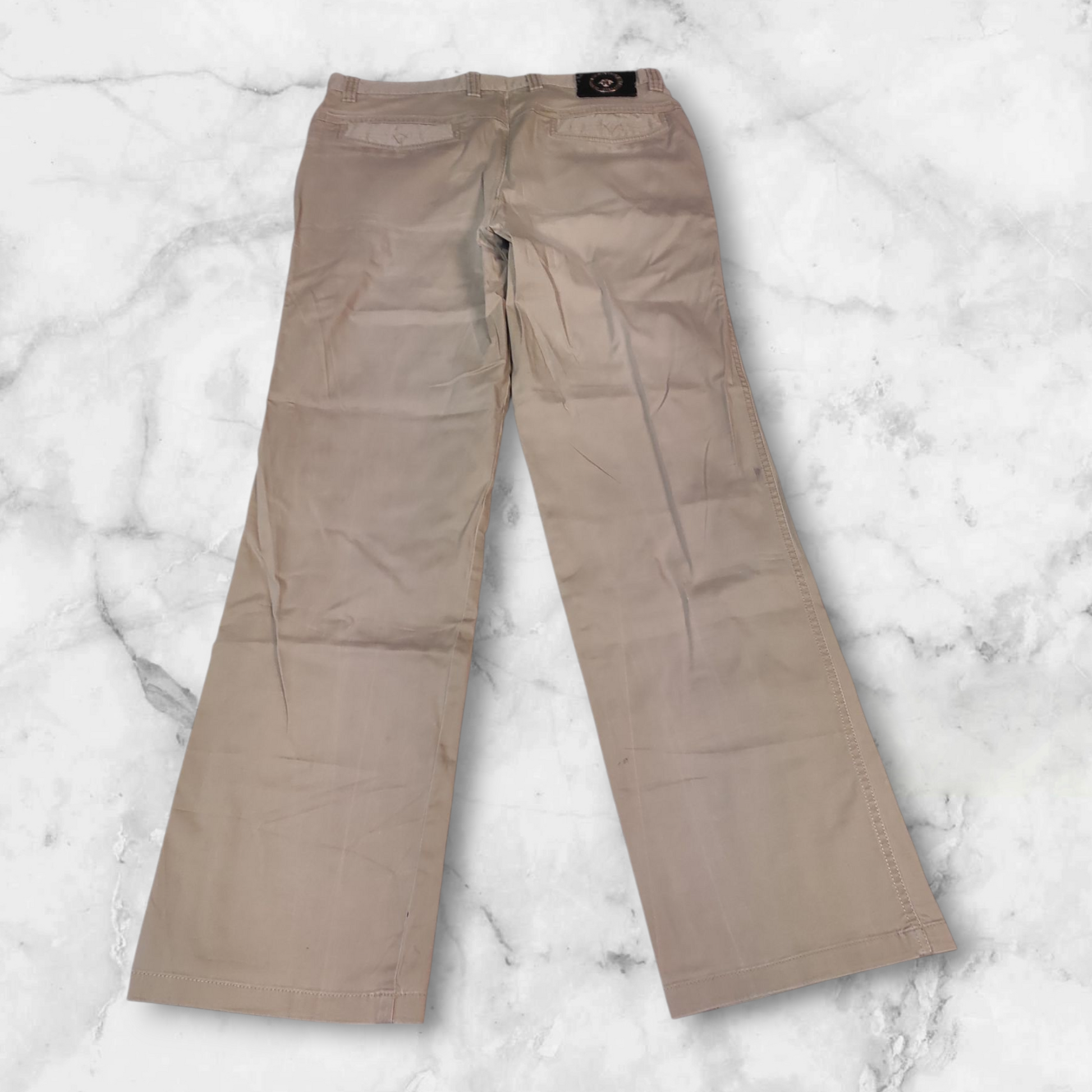 Entdecke unsere Vintage Track Pants von Nike und anderen Marken, erhältlich bei Valuxery.de - Dein Shop für trendige Vintage - Kleidung. Unsere Track Pants sind aus hochwertigen Materialien und