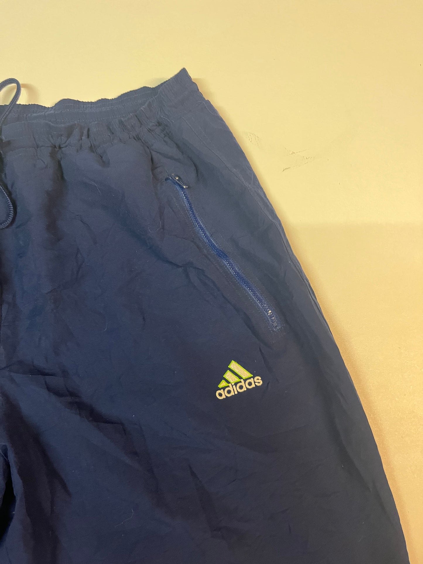 Entdecke unsere Vintage Track Pants von Nike und anderen Marken, erhältlich bei Valuxery.de - Dein Shop für trendige Vintage - Kleidung. Unsere Track Pants sind aus hochwertigen Materialien und