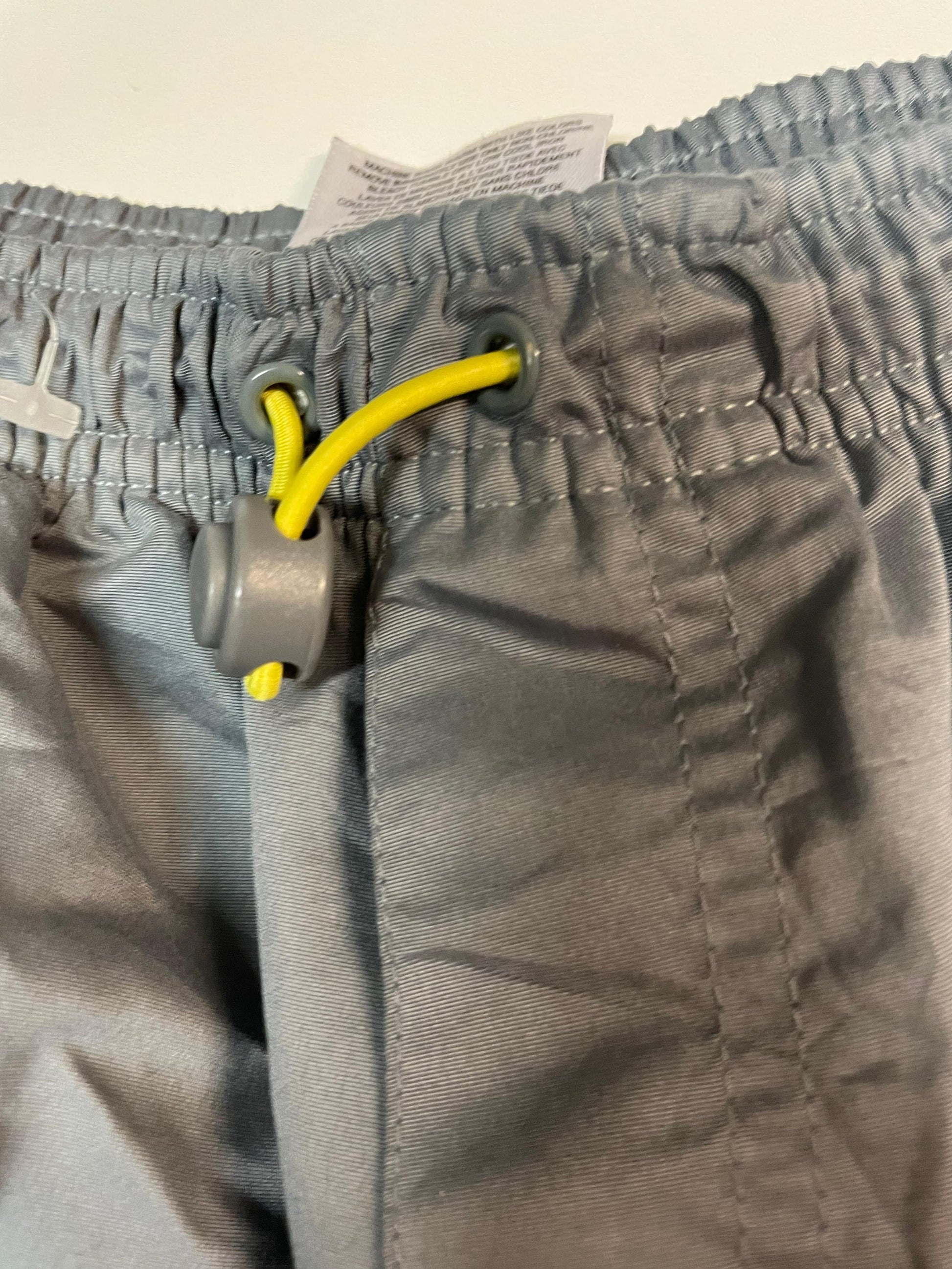 Entdecke unsere Vintage Track Pants von Nike und anderen Marken, erhältlich bei Valuxery.de - Dein Shop für trendige Vintage - Kleidung. Unsere Track Pants sind aus hochwertigen Materialien und