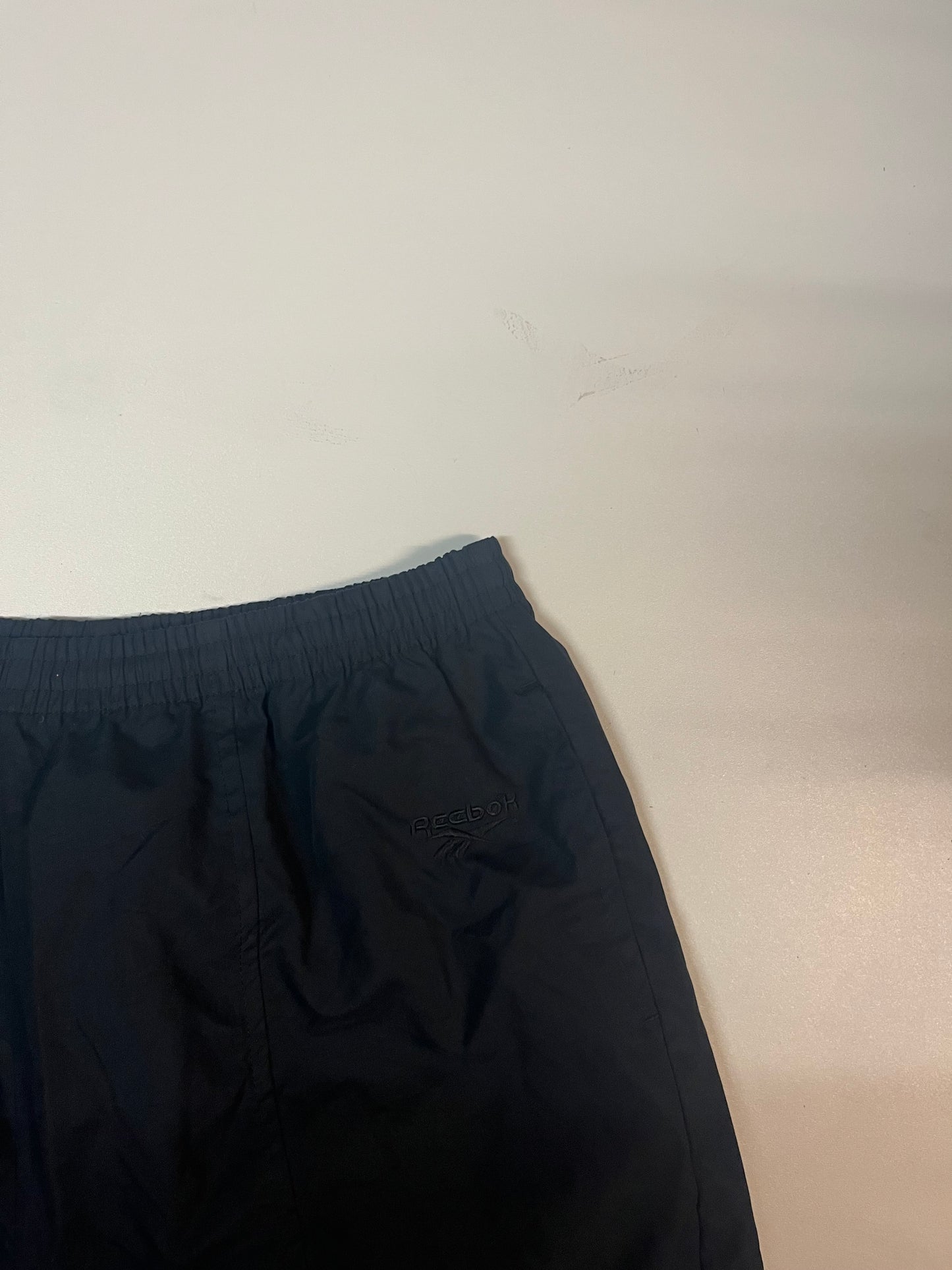 Entdecke unsere Vintage Track Pants von Nike und anderen Marken, erhältlich bei Valuxery.de - Dein Shop für trendige Vintage - Kleidung. Unsere Track Pants sind aus hochwertigen Materialien und