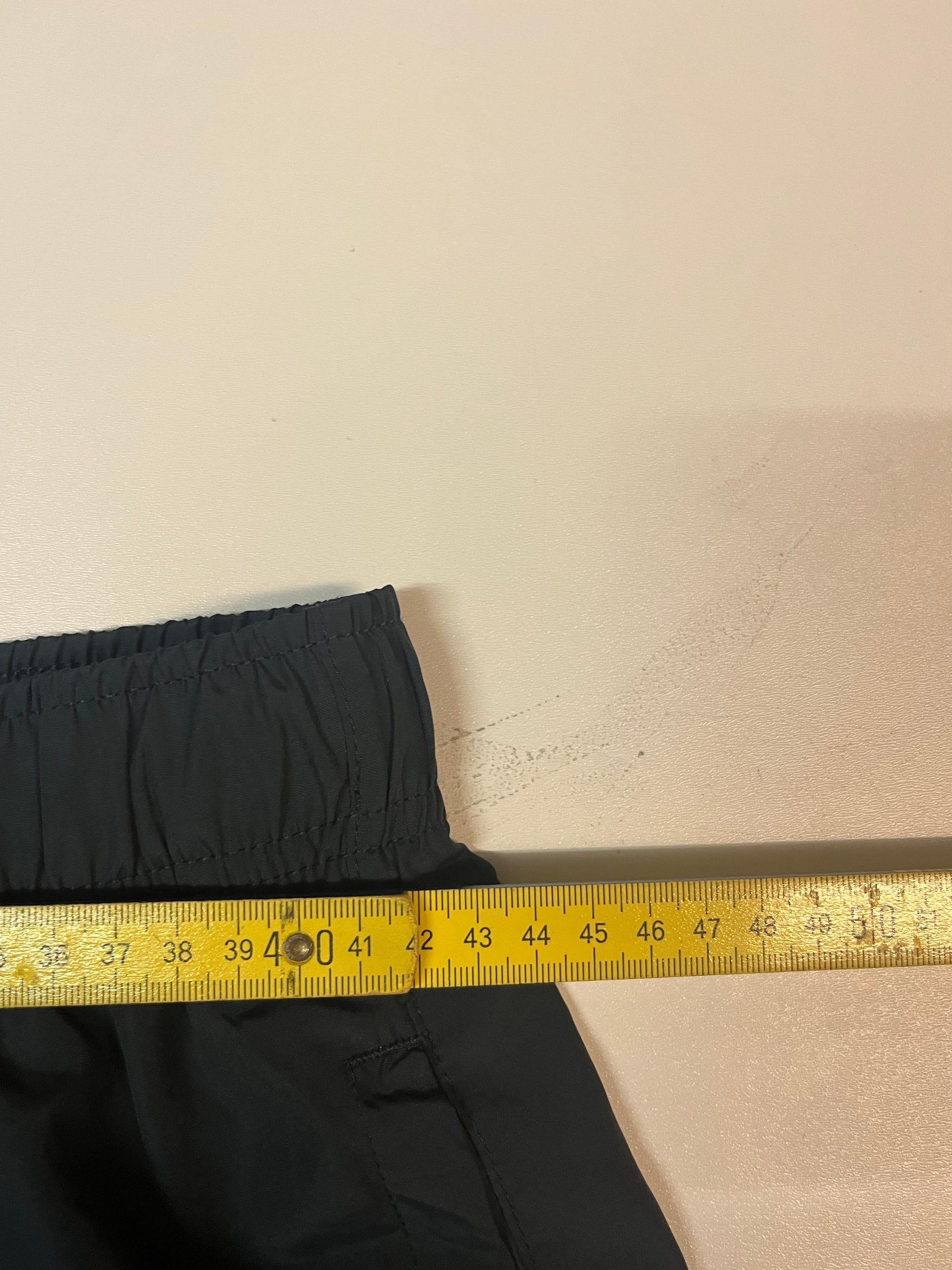 Entdecke unsere Vintage Track Pants von Nike und anderen Marken, erhältlich bei Valuxery.de - Dein Shop für trendige Vintage - Kleidung. Unsere Track Pants sind aus hochwertigen Materialien und