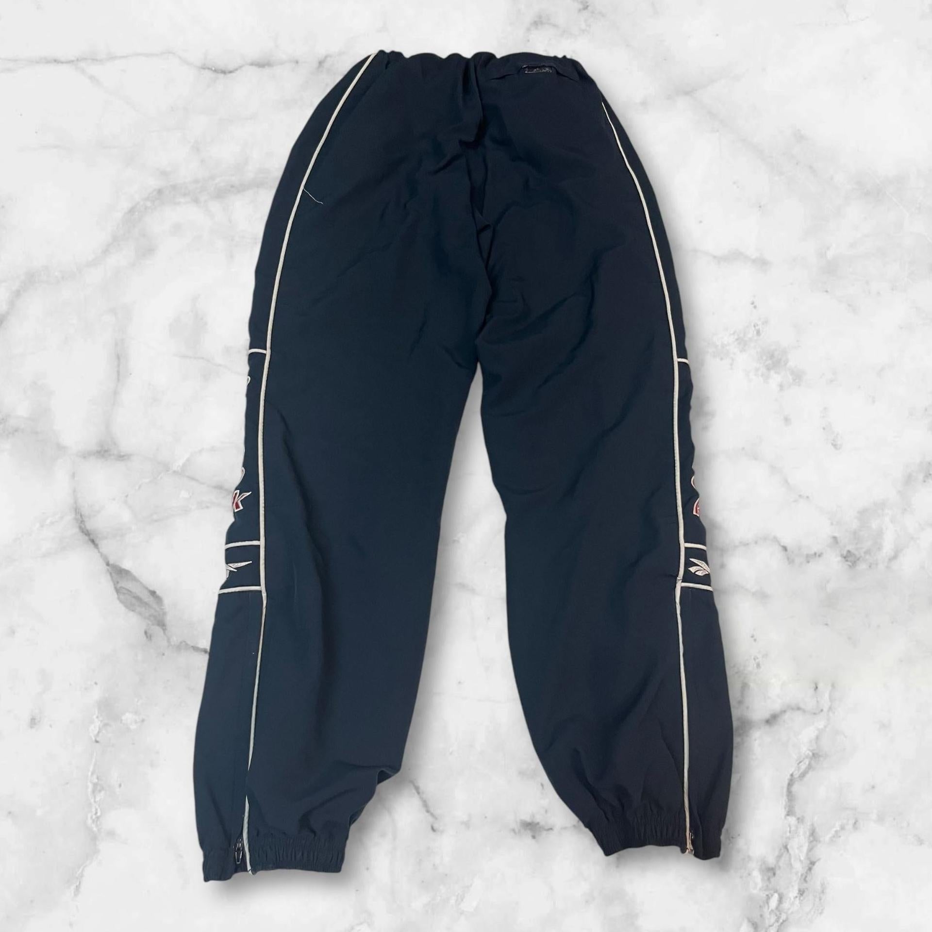 Entdecke unsere Vintage Track Pants von Nike und anderen Marken, erhältlich bei Valuxery.de - Dein Shop für trendige Vintage - Kleidung. Unsere Track Pants sind aus hochwertigen Materialien und