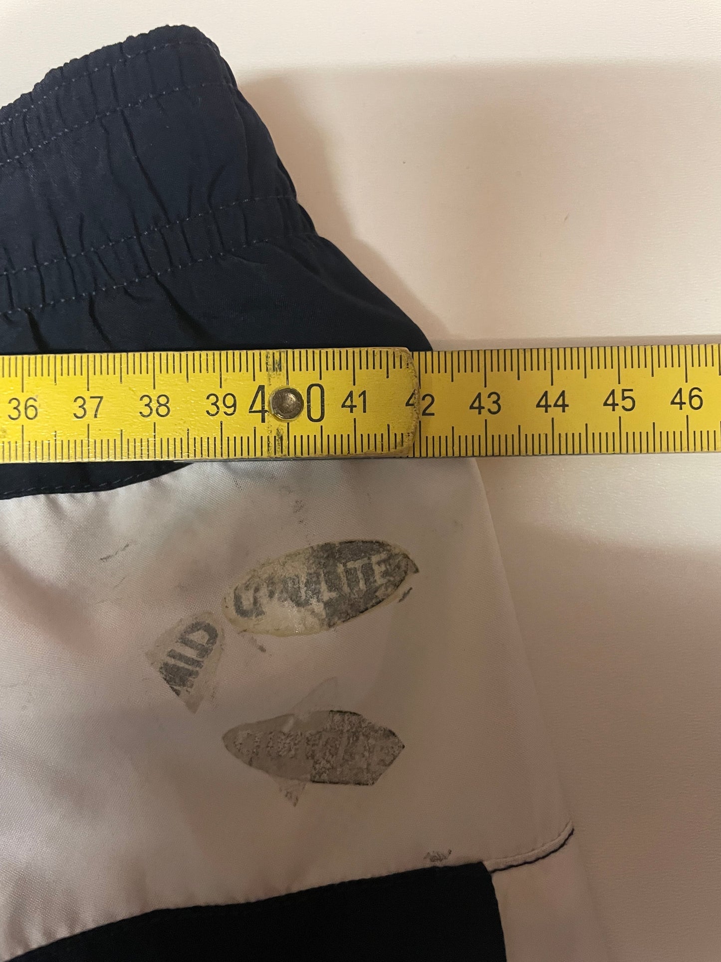 Entdecke unsere Vintage Track Pants von Nike und anderen Marken, erhältlich bei Valuxery.de - Dein Shop für trendige Vintage - Kleidung. Unsere Track Pants sind aus hochwertigen Materialien und