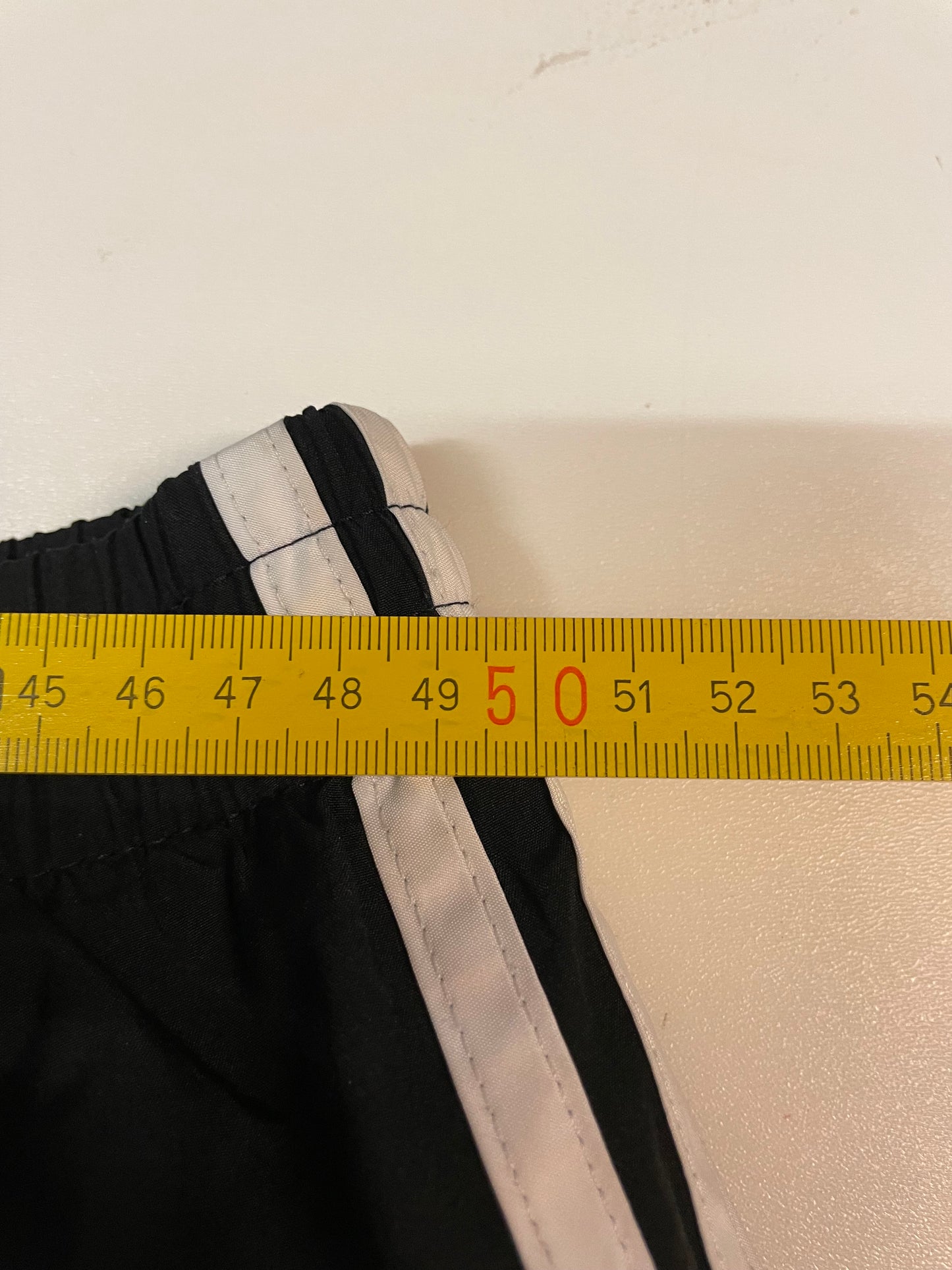 Entdecke unsere Vintage Track Pants von Nike und anderen Marken, erhältlich bei Valuxery.de - Dein Shop für trendige Vintage - Kleidung. Unsere Track Pants sind aus hochwertigen Materialien und
