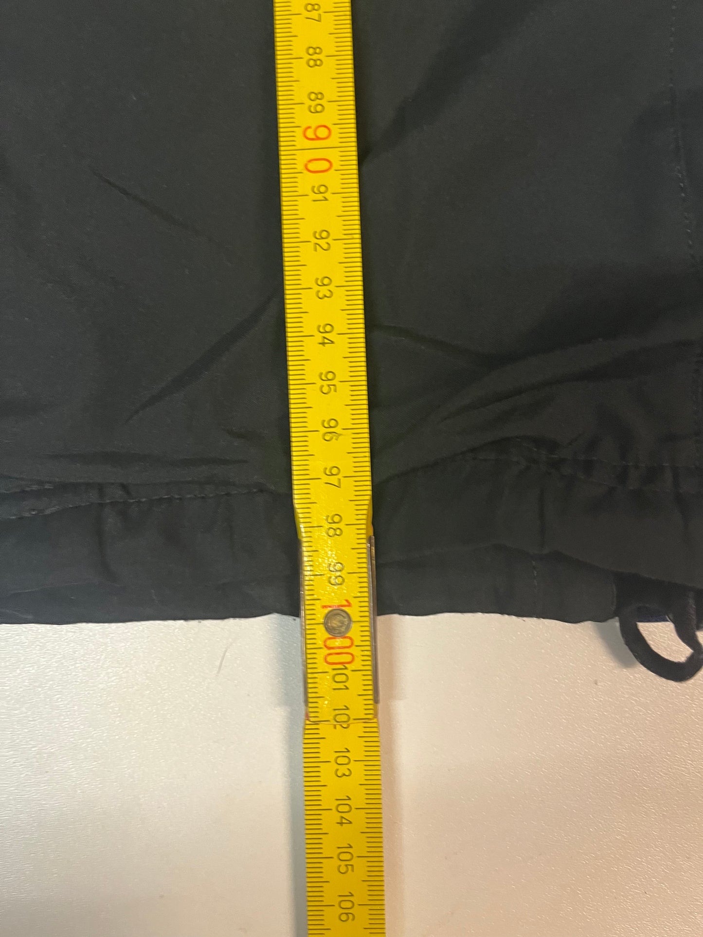 Entdecke unsere Vintage Track Pants von Nike und anderen Marken, erhältlich bei Valuxery.de - Dein Shop für trendige Vintage - Kleidung. Unsere Track Pants sind aus hochwertigen Materialien und