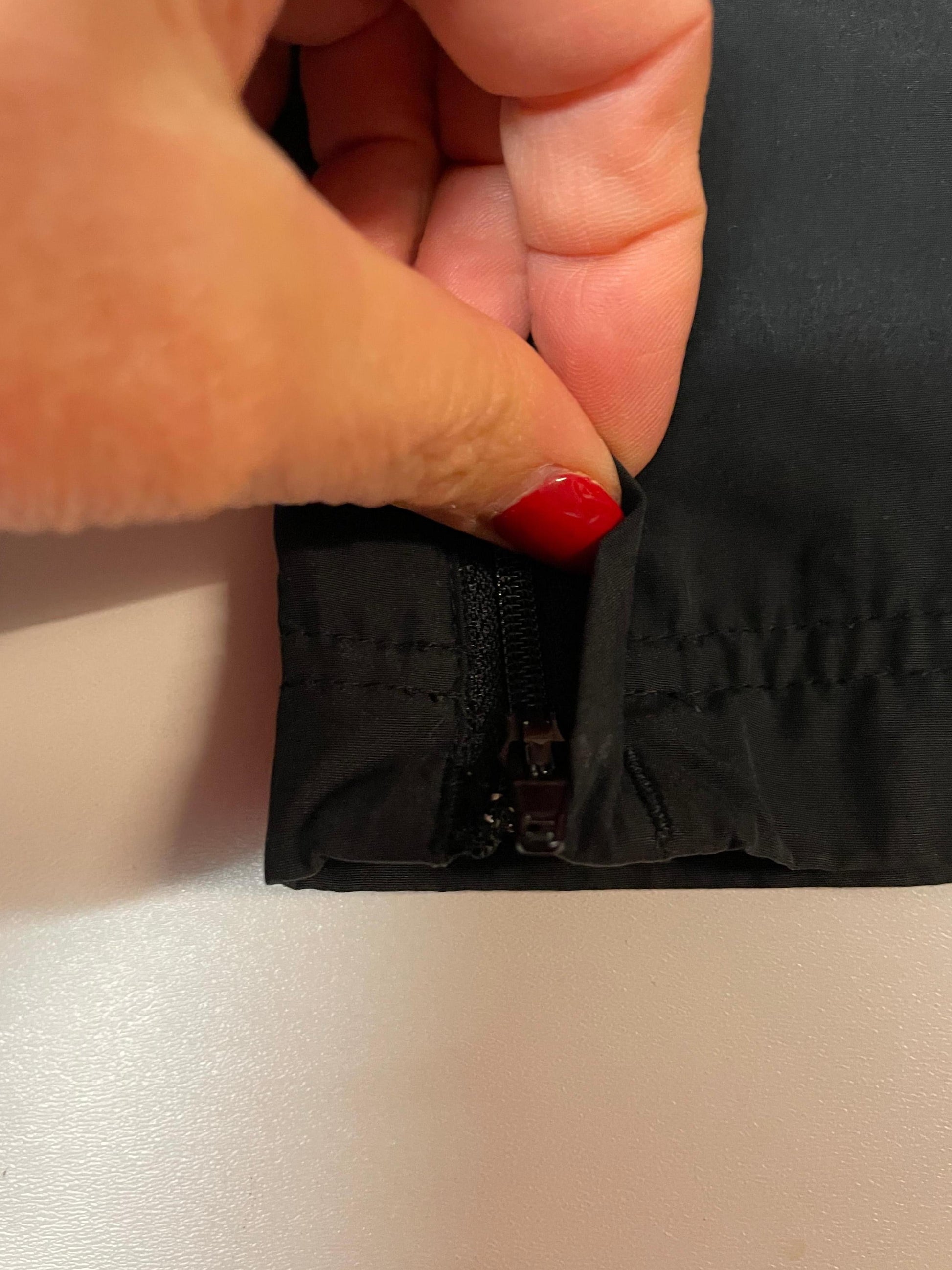 Entdecke unsere Vintage Track Pants von Nike und anderen Marken, erhältlich bei Valuxery.de - Dein Shop für trendige Vintage - Kleidung. Unsere Track Pants sind aus hochwertigen Materialien und