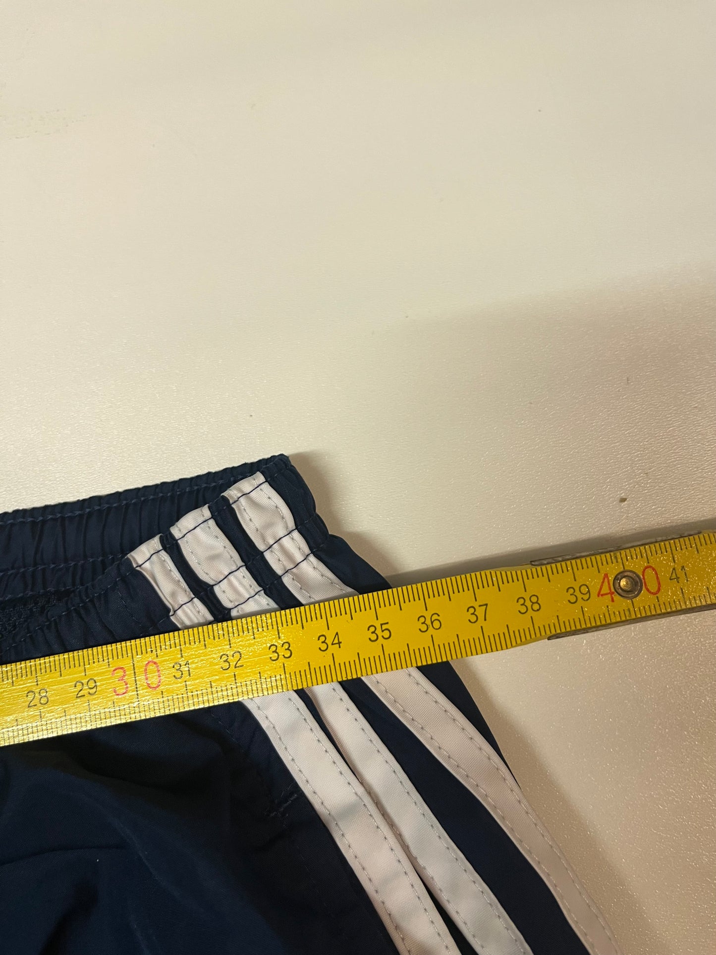 Entdecke unsere Vintage Track Pants von Nike und anderen Marken, erhältlich bei Valuxery.de - Dein Shop für trendige Vintage - Kleidung. Unsere Track Pants sind aus hochwertigen Materialien und