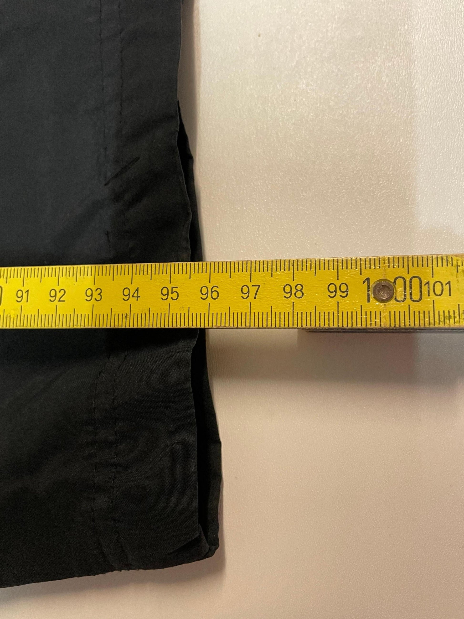 Entdecke unsere Vintage Track Pants von Nike und anderen Marken, erhältlich bei Valuxery.de - Dein Shop für trendige Vintage - Kleidung. Unsere Track Pants sind aus hochwertigen Materialien und