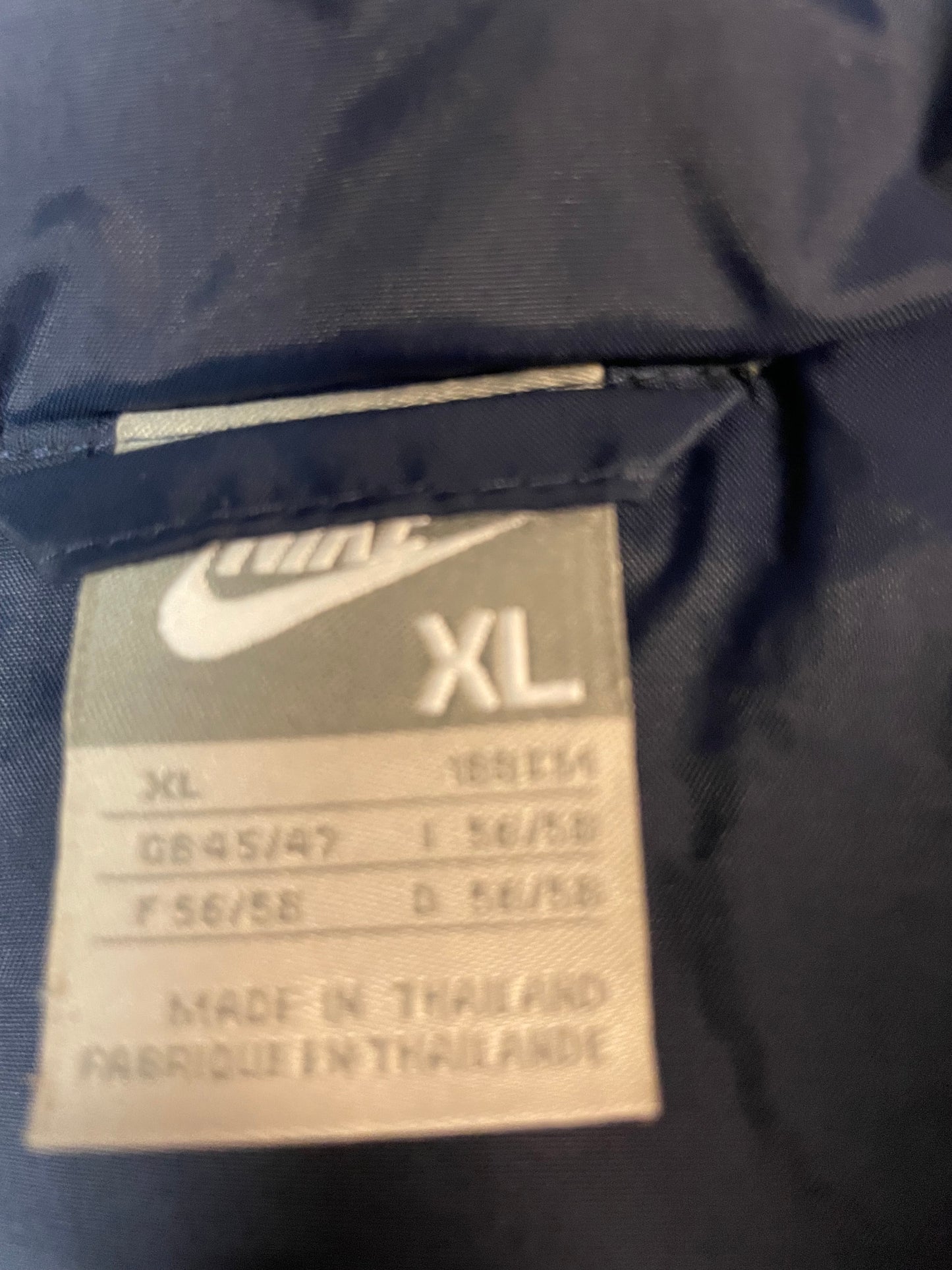 Entdecke unsere Vintage Track Pants von Nike und anderen Marken, erhältlich bei Valuxery.de - Dein Shop für trendige Vintage - Kleidung. Unsere Track Pants sind aus hochwertigen Materialien und