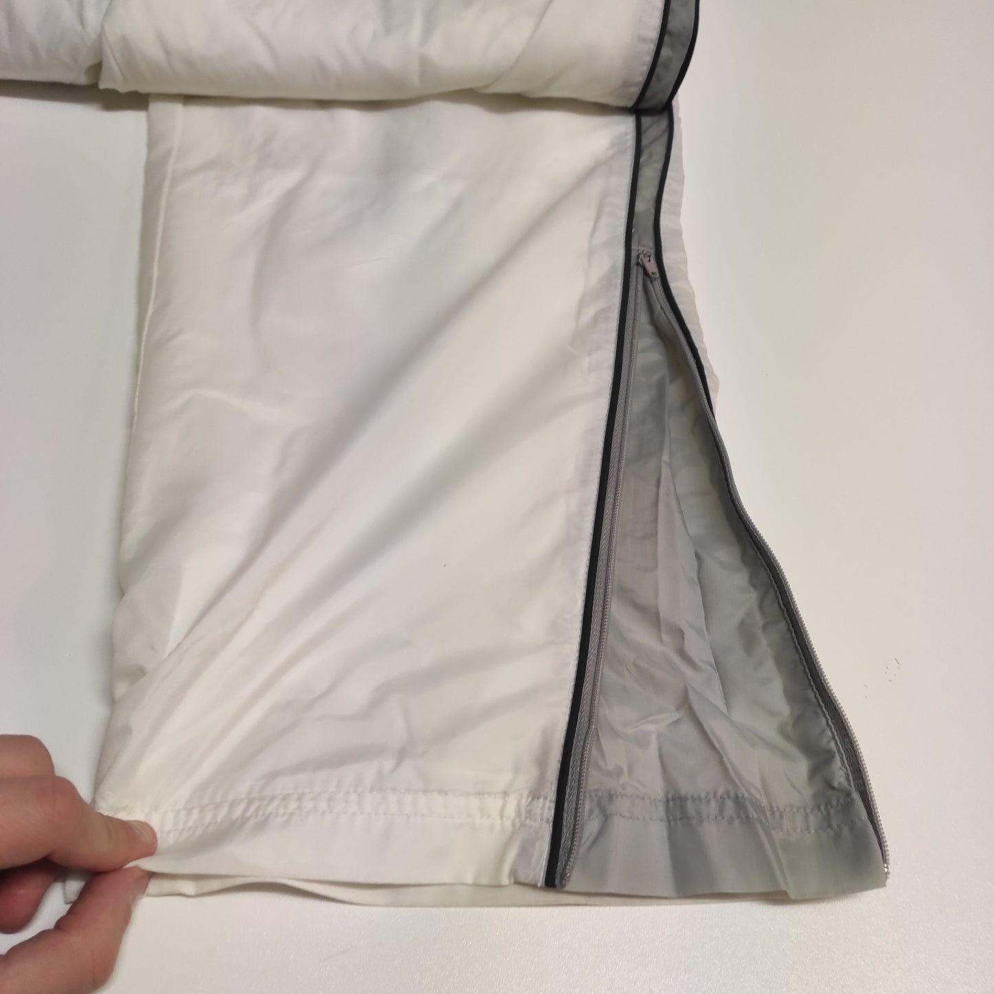 Entdecke unsere Vintage Track Pants von Nike und anderen Marken, erhältlich bei Valuxery.de - Dein Shop für trendige Vintage - Kleidung. Unsere Track Pants sind aus hochwertigen Materialien und