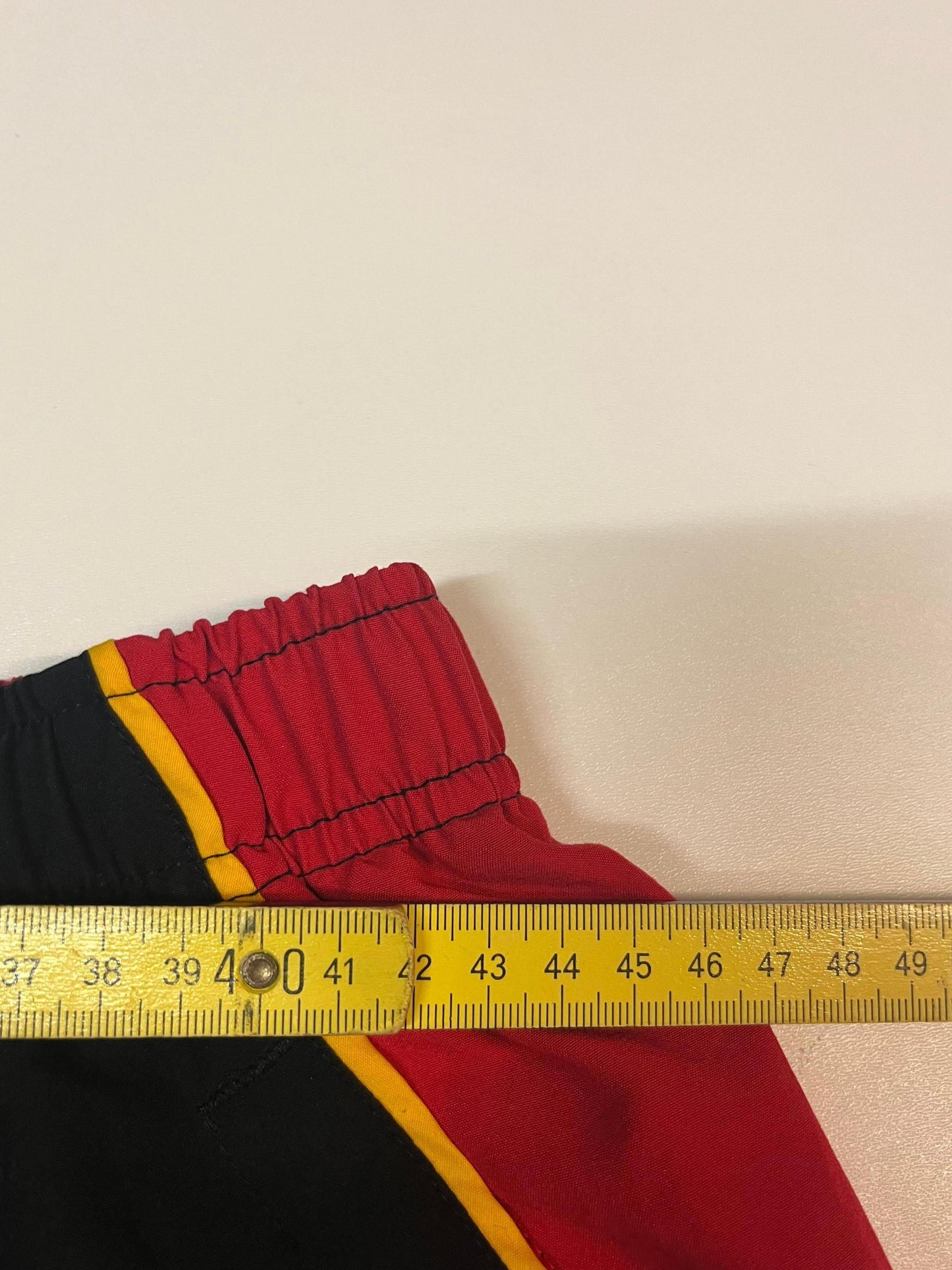 Entdecke unsere Vintage Track Pants von Nike und anderen Marken, erhältlich bei Valuxery.de - Dein Shop für trendige Vintage - Kleidung. Unsere Track Pants sind aus hochwertigen Materialien und