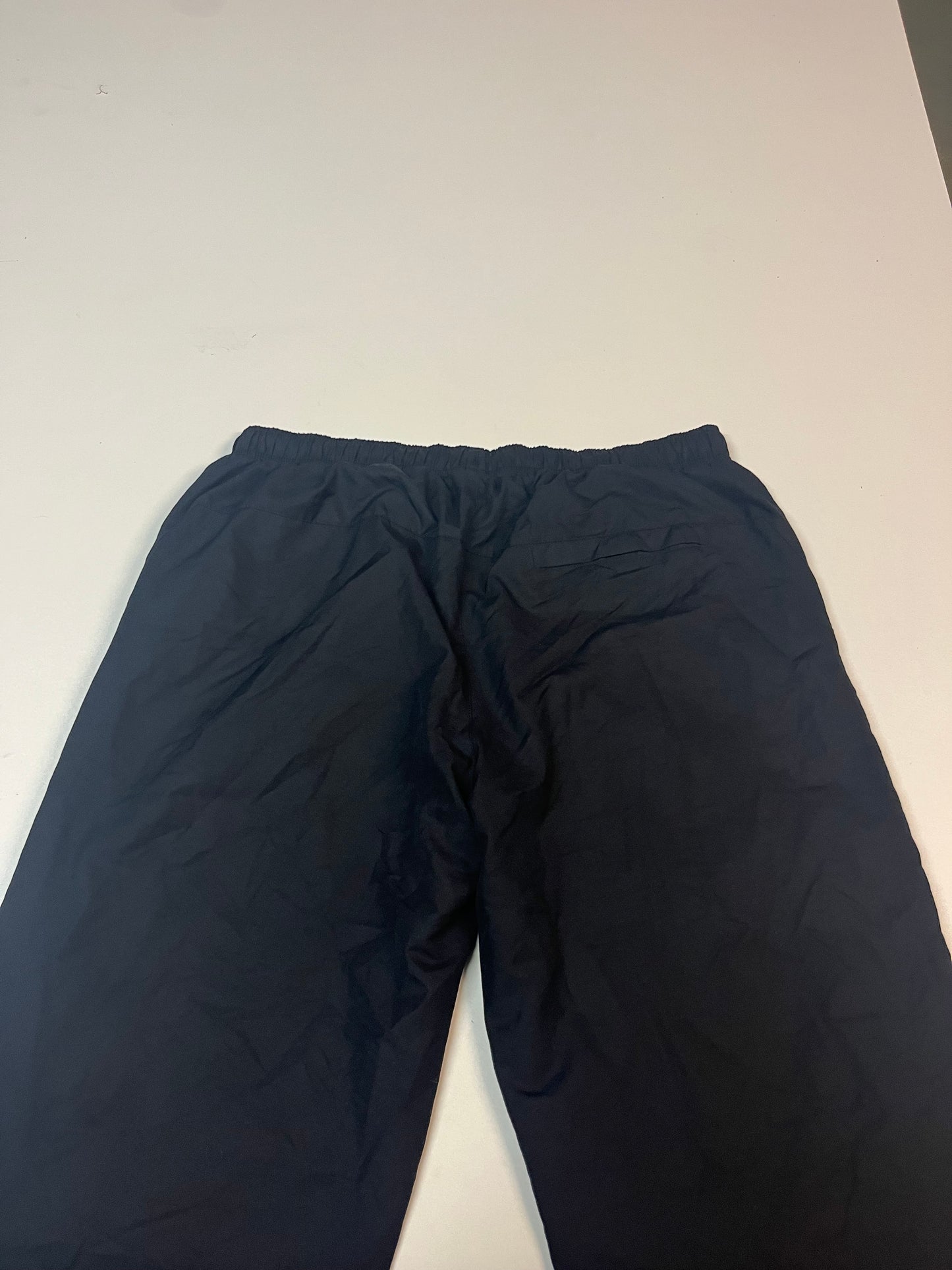 Entdecke unsere Vintage Track Pants von Nike und anderen Marken, erhältlich bei Valuxery.de - Dein Shop für trendige Vintage - Kleidung. Unsere Track Pants sind aus hochwertigen Materialien und