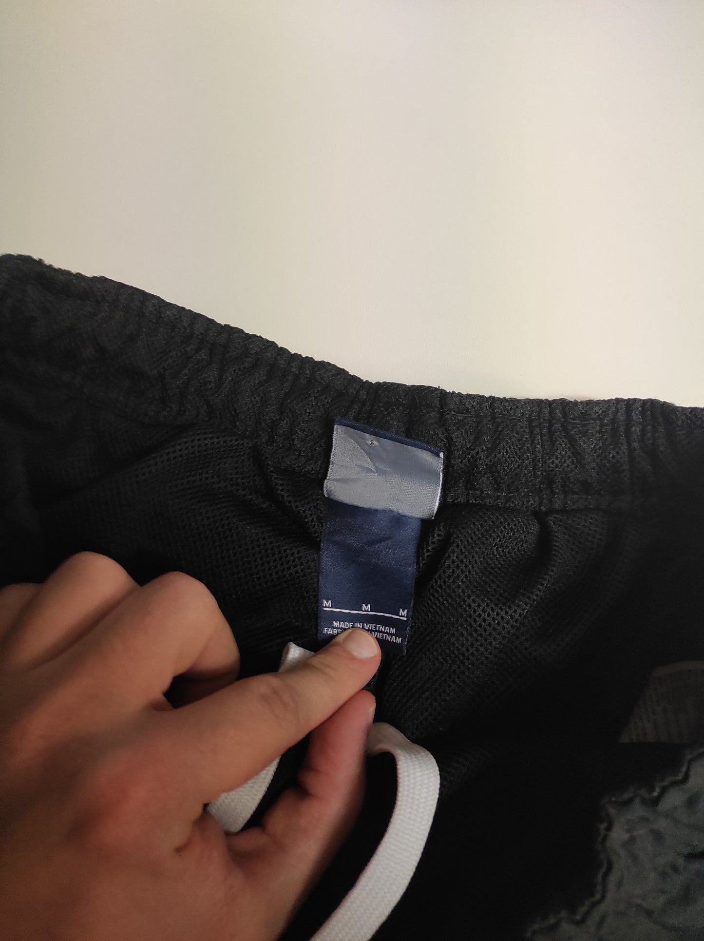 Entdecke unsere Vintage Track Pants von Nike und anderen Marken, erhältlich bei Valuxery.de - Dein Shop für trendige Vintage - Kleidung. Unsere Track Pants sind aus hochwertigen Materialien und