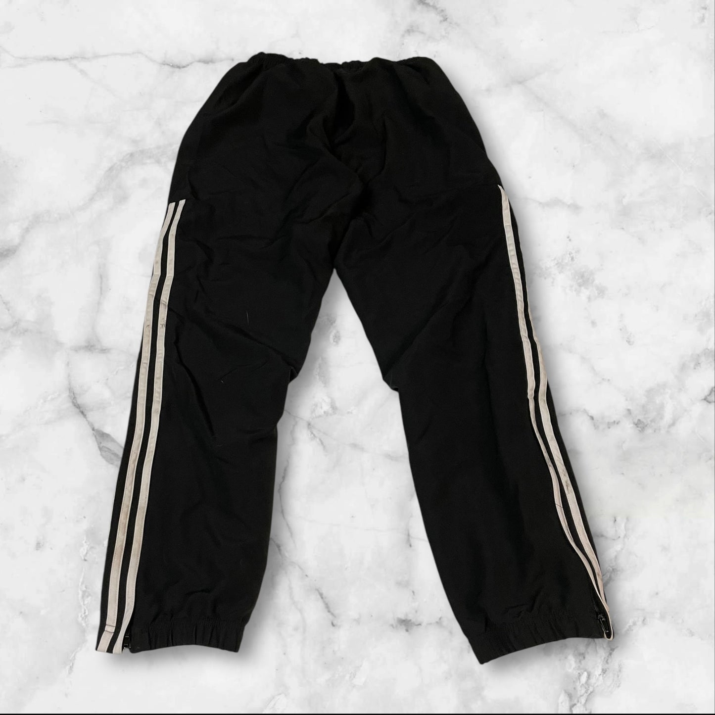 Entdecke unsere Vintage Track Pants von Nike und anderen Marken, erhältlich bei Valuxery.de - Dein Shop für trendige Vintage - Kleidung. Unsere Track Pants sind aus hochwertigen Materialien und