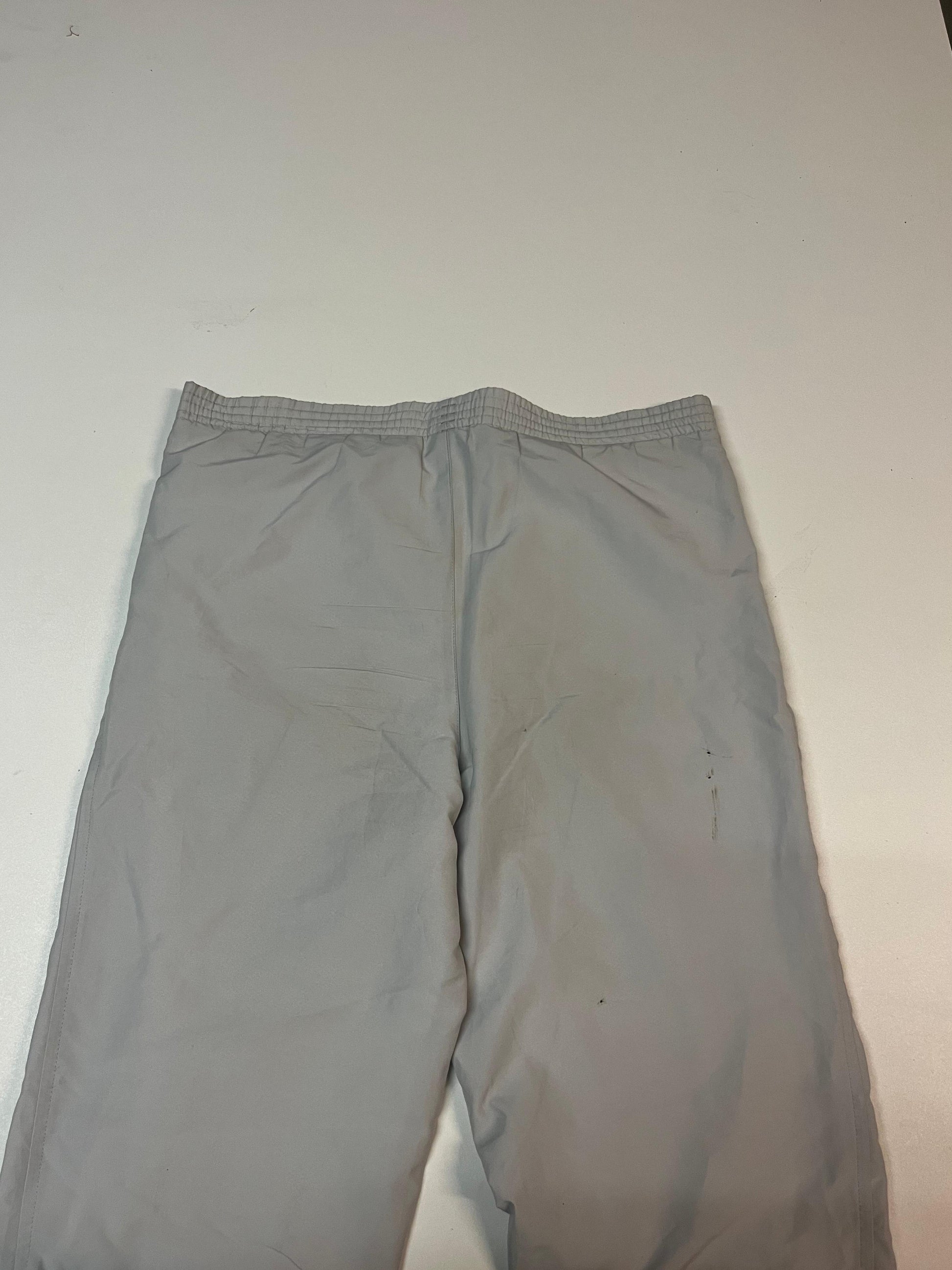 Entdecke unsere Vintage Track Pants von Nike und anderen Marken, erhältlich bei Valuxery.de - Dein Shop für trendige Vintage - Kleidung. Unsere Track Pants sind aus hochwertigen Materialien und