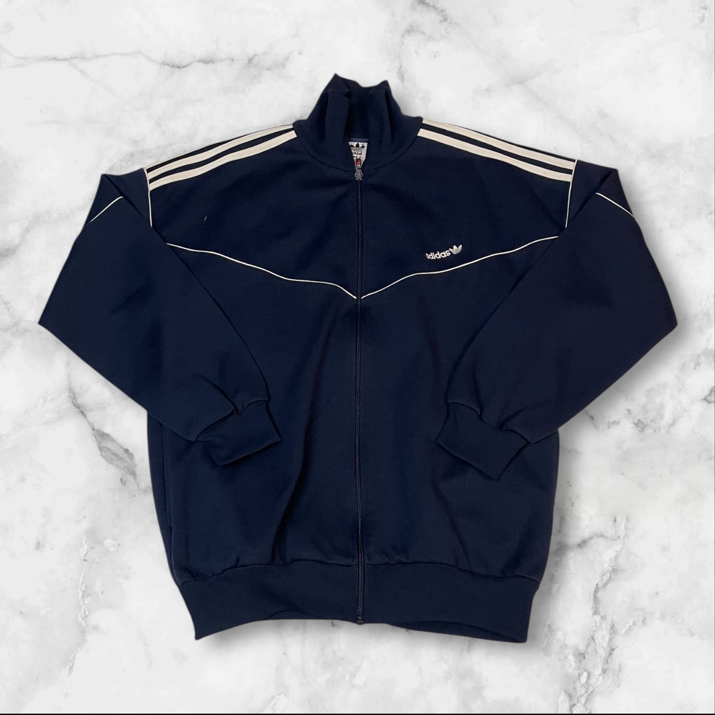 Entdecke unsere Vintage Track Pants von Nike und anderen Marken, erhältlich bei Valuxery.de - Dein Shop für trendige Vintage - Kleidung. Unsere Track Pants sind aus hochwertigen Materialien und