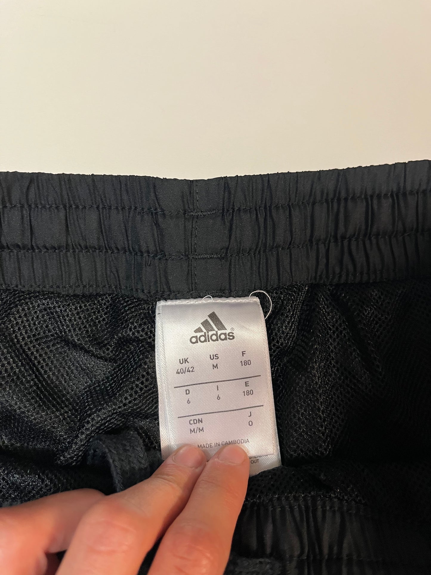 Entdecke unsere Vintage Track Pants von Nike und anderen Marken, erhältlich bei Valuxery.de - Dein Shop für trendige Vintage - Kleidung. Unsere Track Pants sind aus hochwertigen Materialien und