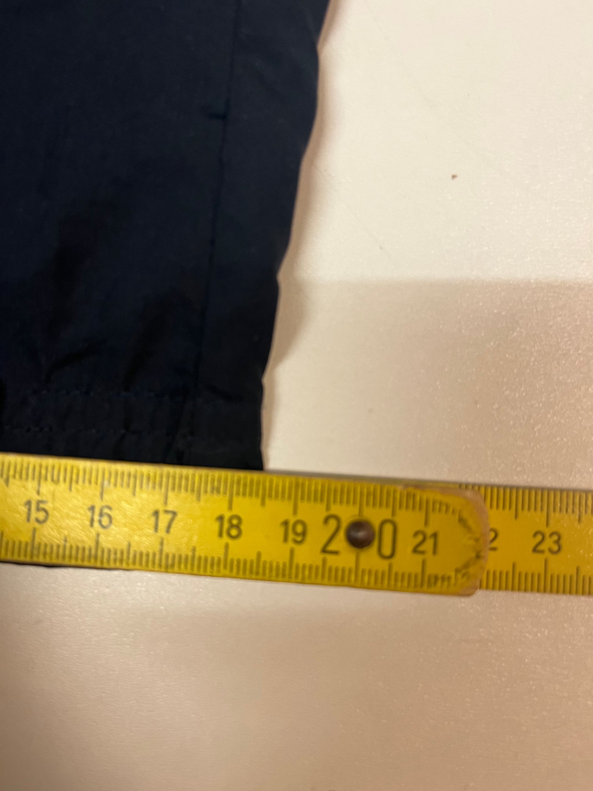 Entdecke unsere Vintage Track Pants von Nike und anderen Marken, erhältlich bei Valuxery.de - Dein Shop für trendige Vintage - Kleidung. Unsere Track Pants sind aus hochwertigen Materialien und