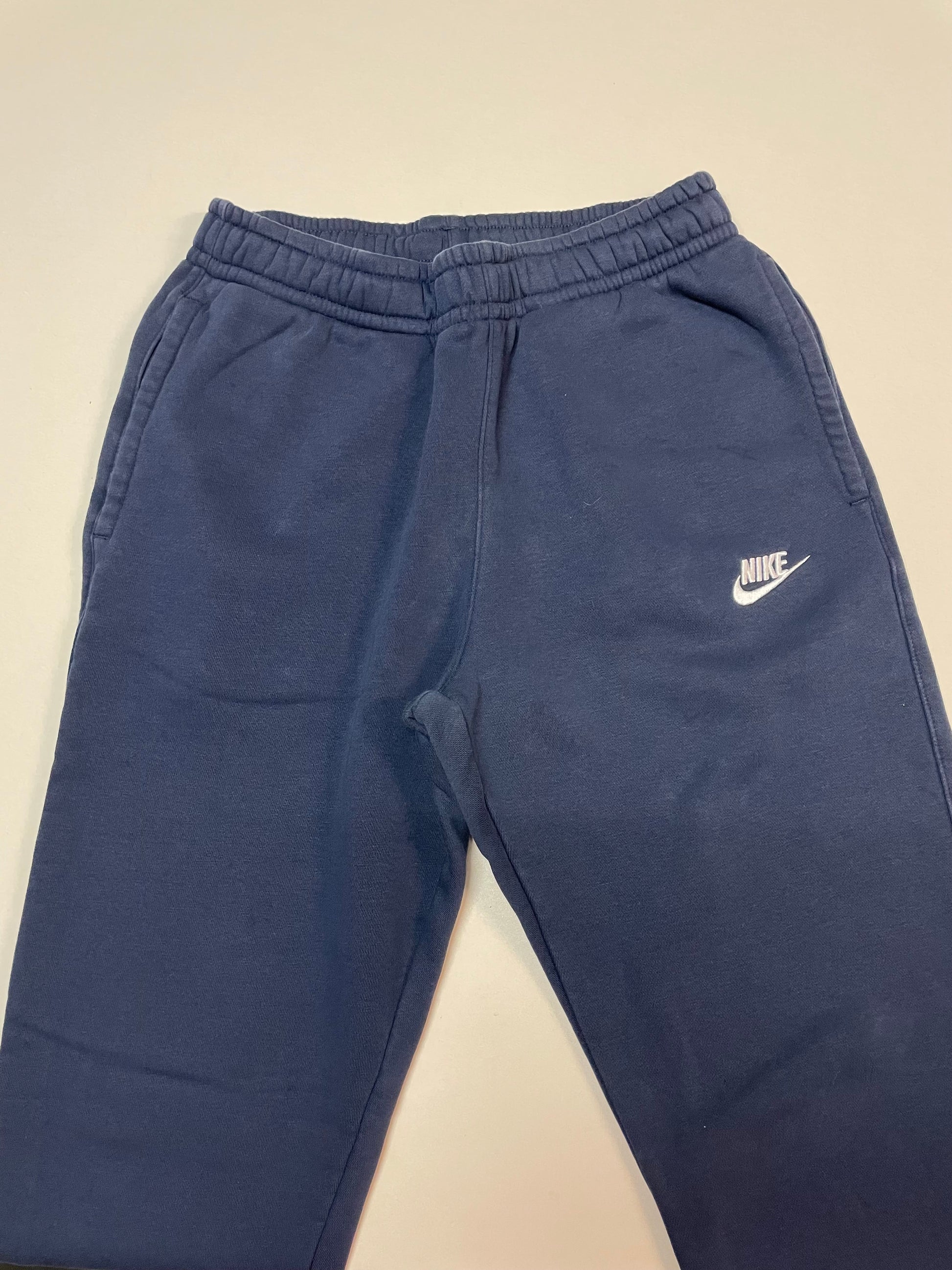 Entdecke unsere Vintage Track Pants von Nike und anderen Marken, erhältlich bei Valuxery.de - Dein Shop für trendige Vintage - Kleidung. Unsere Track Pants sind aus hochwertigen Materialien und