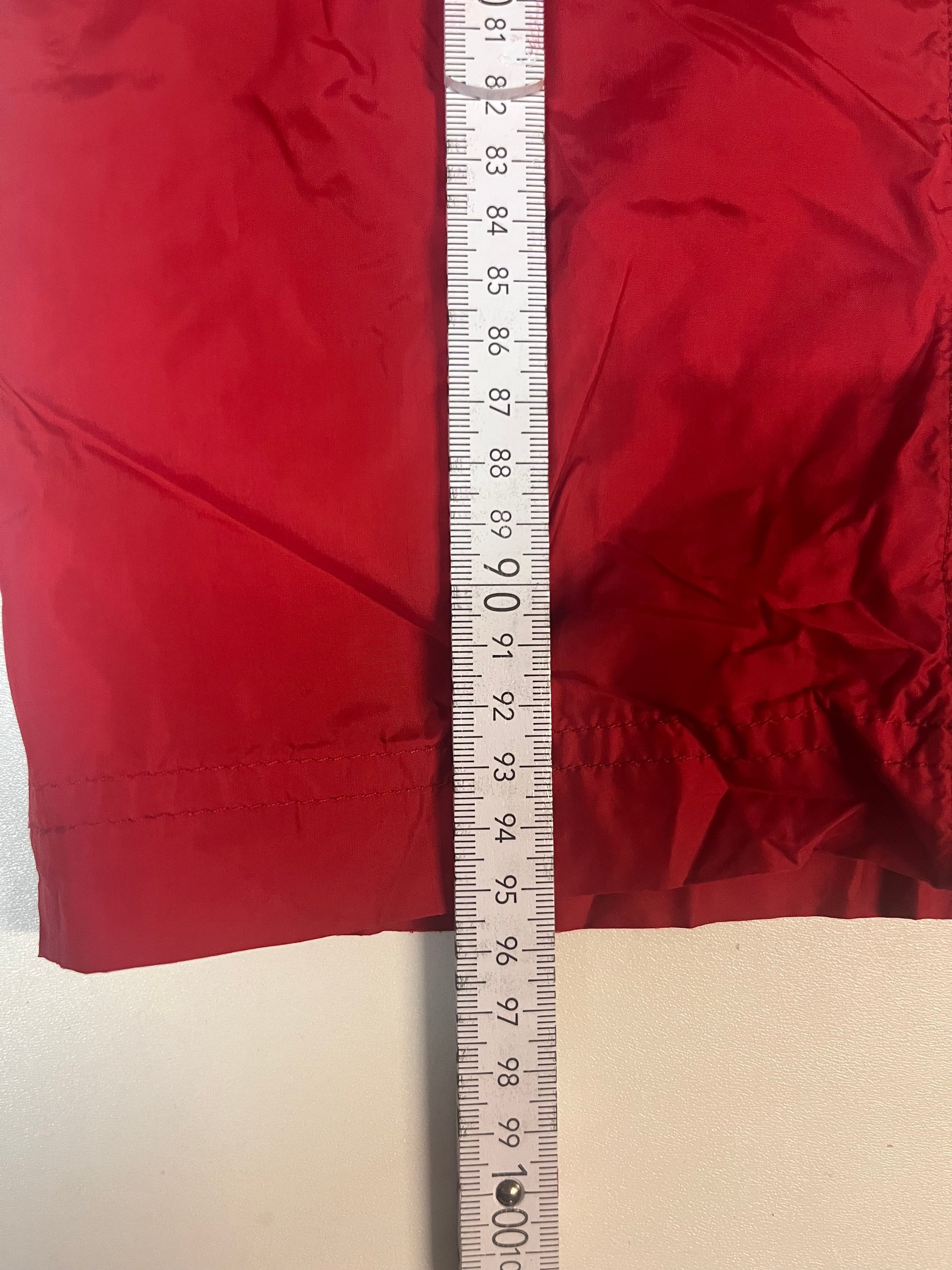 Entdecke unsere Vintage Track Pants von Nike und anderen Marken, erhältlich bei Valuxery.de - Dein Shop für trendige Vintage - Kleidung. Unsere Track Pants sind aus hochwertigen Materialien und