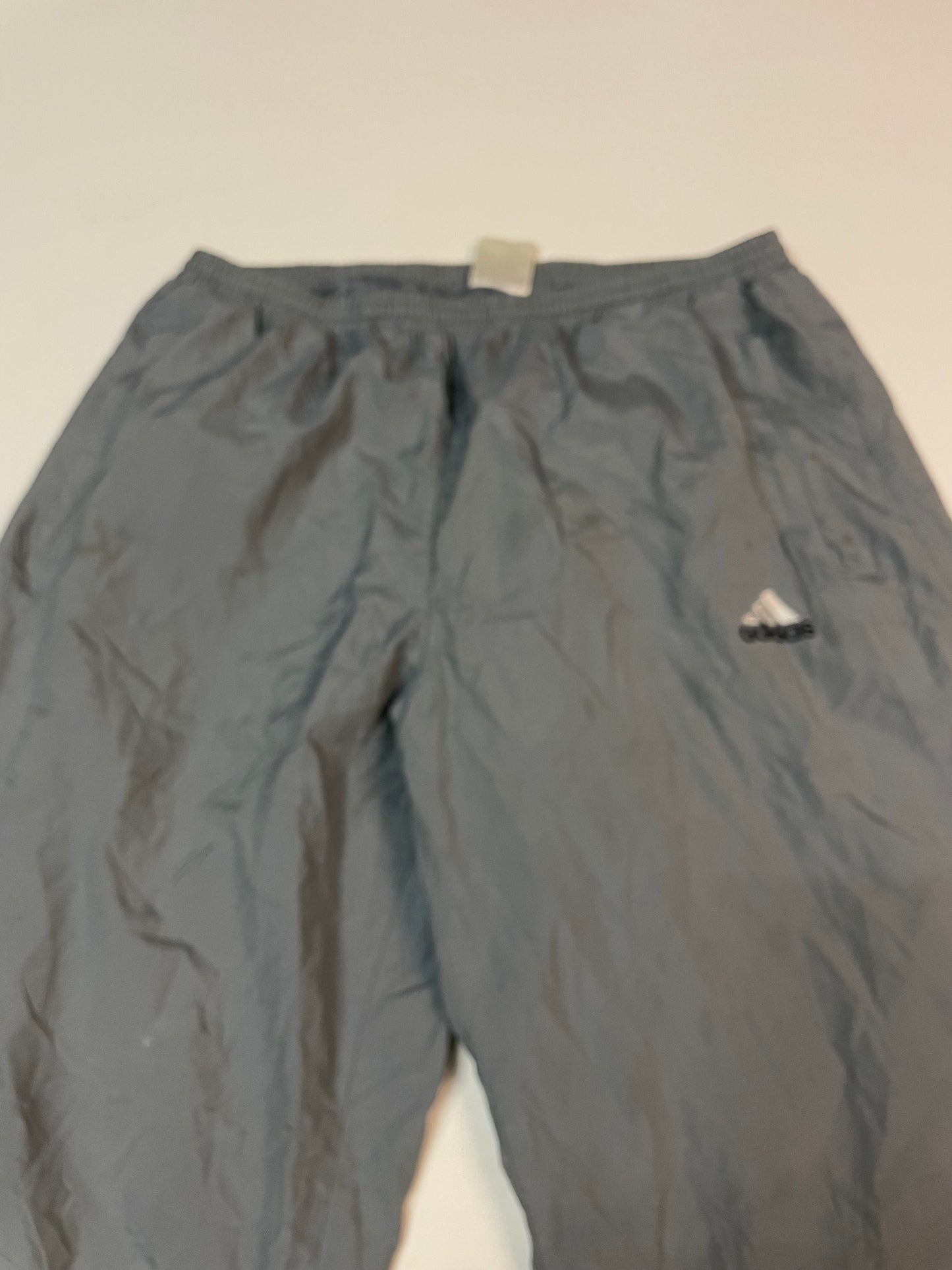 Entdecke unsere Vintage Track Pants von Nike und anderen Marken, erhältlich bei Valuxery.de - Dein Shop für trendige Vintage - Kleidung. Unsere Track Pants sind aus hochwertigen Materialien und