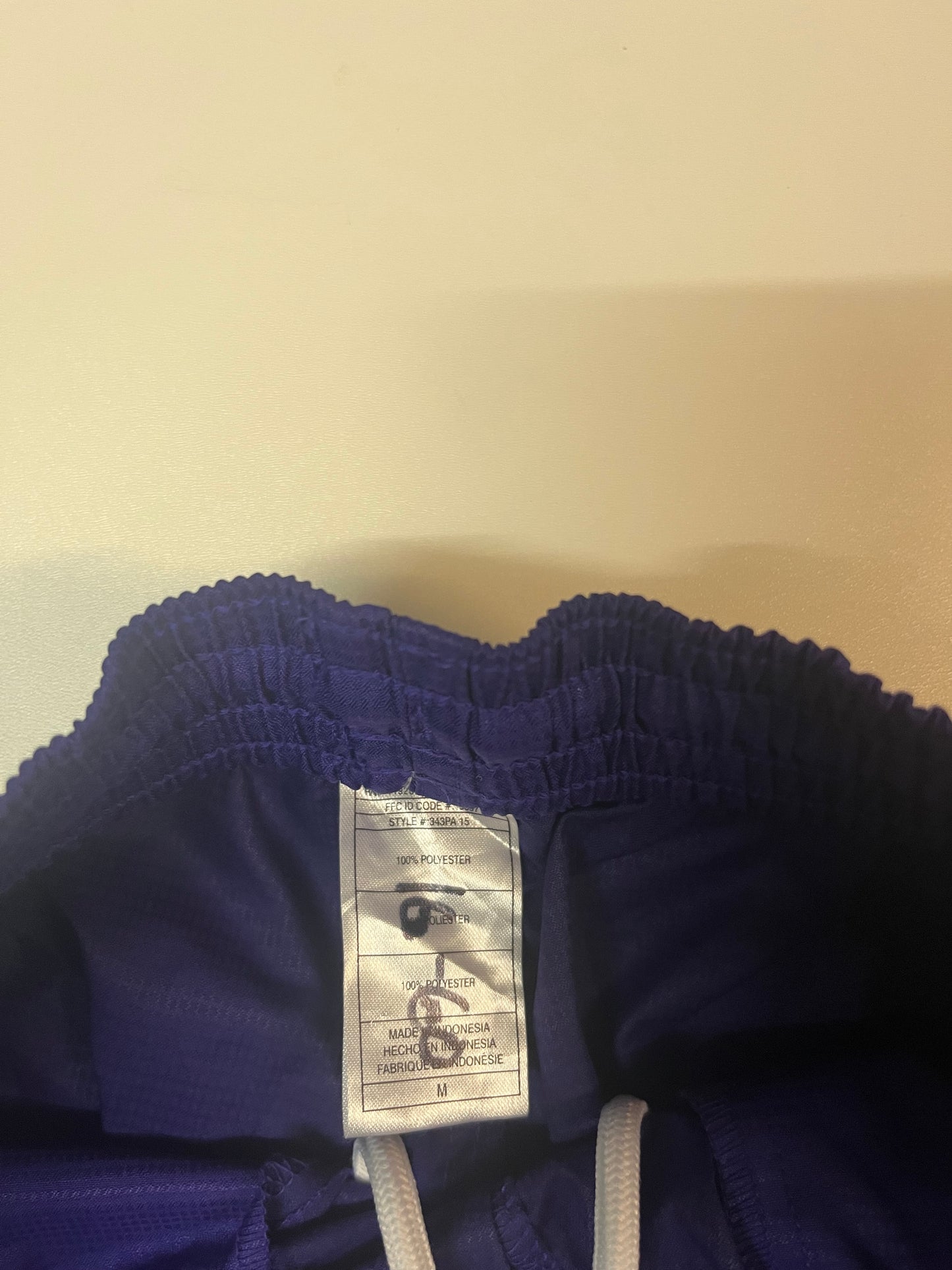 Entdecke unsere Vintage Track Pants von Nike und anderen Marken, erhältlich bei Valuxery.de - Dein Shop für trendige Vintage - Kleidung. Unsere Track Pants sind aus hochwertigen Materialien und