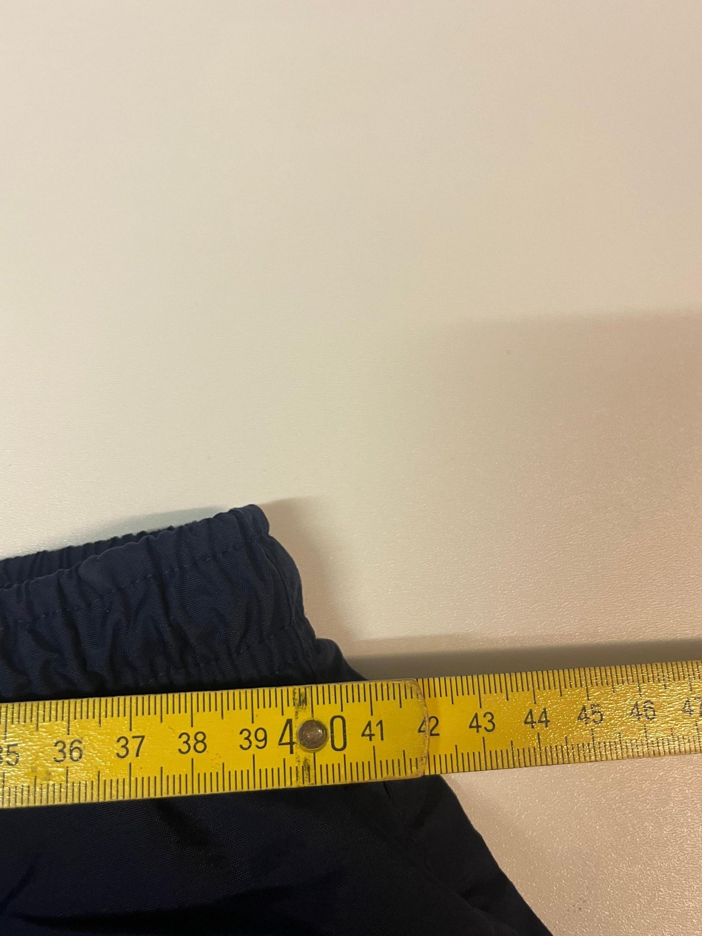Entdecke unsere Vintage Track Pants von Nike und anderen Marken, erhältlich bei Valuxery.de - Dein Shop für trendige Vintage - Kleidung. Unsere Track Pants sind aus hochwertigen Materialien und
