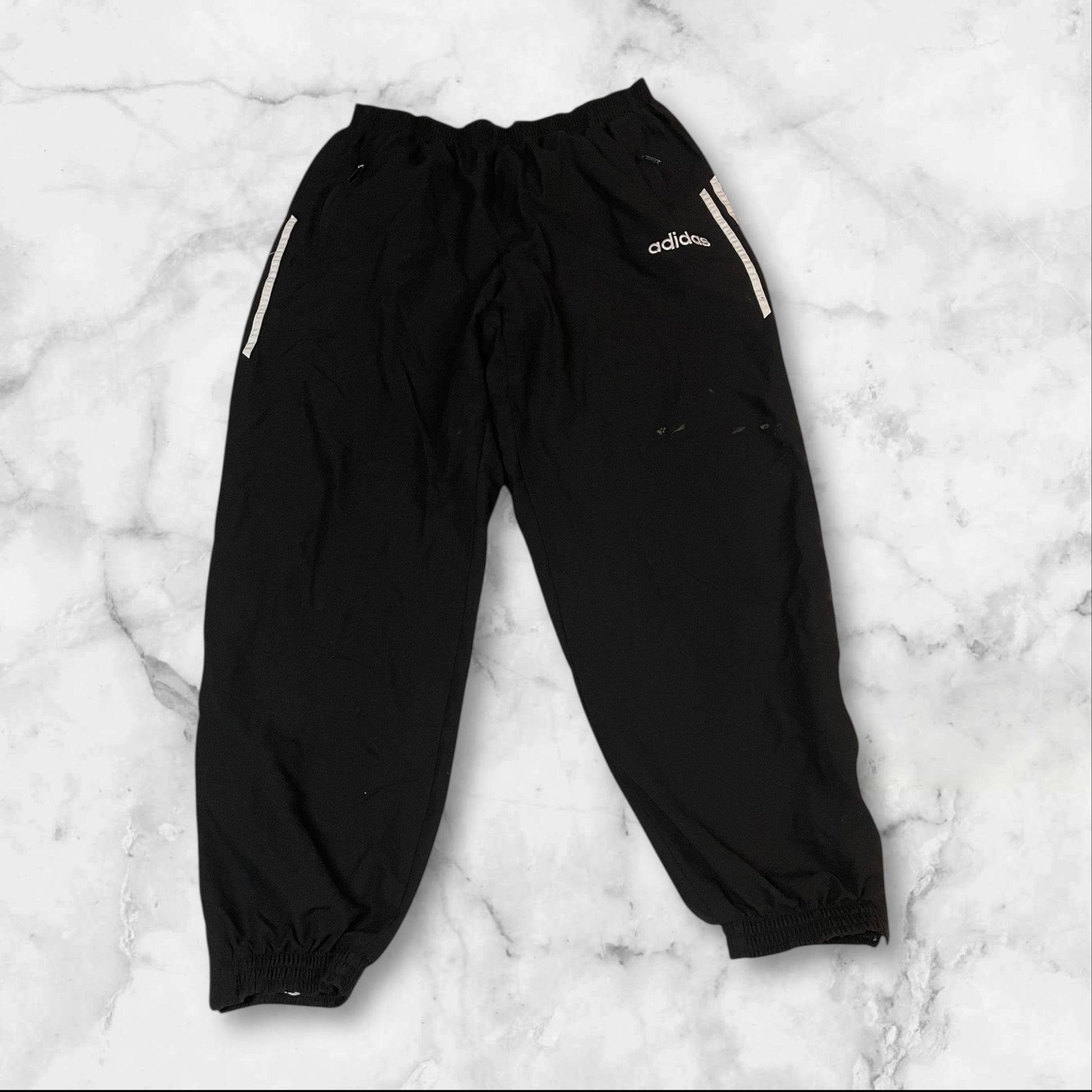 Entdecke unsere Vintage Track Pants von Nike und anderen Marken, erhältlich bei Valuxery.de - Dein Shop für trendige Vintage - Kleidung. Unsere Track Pants sind aus hochwertigen Materialien und
