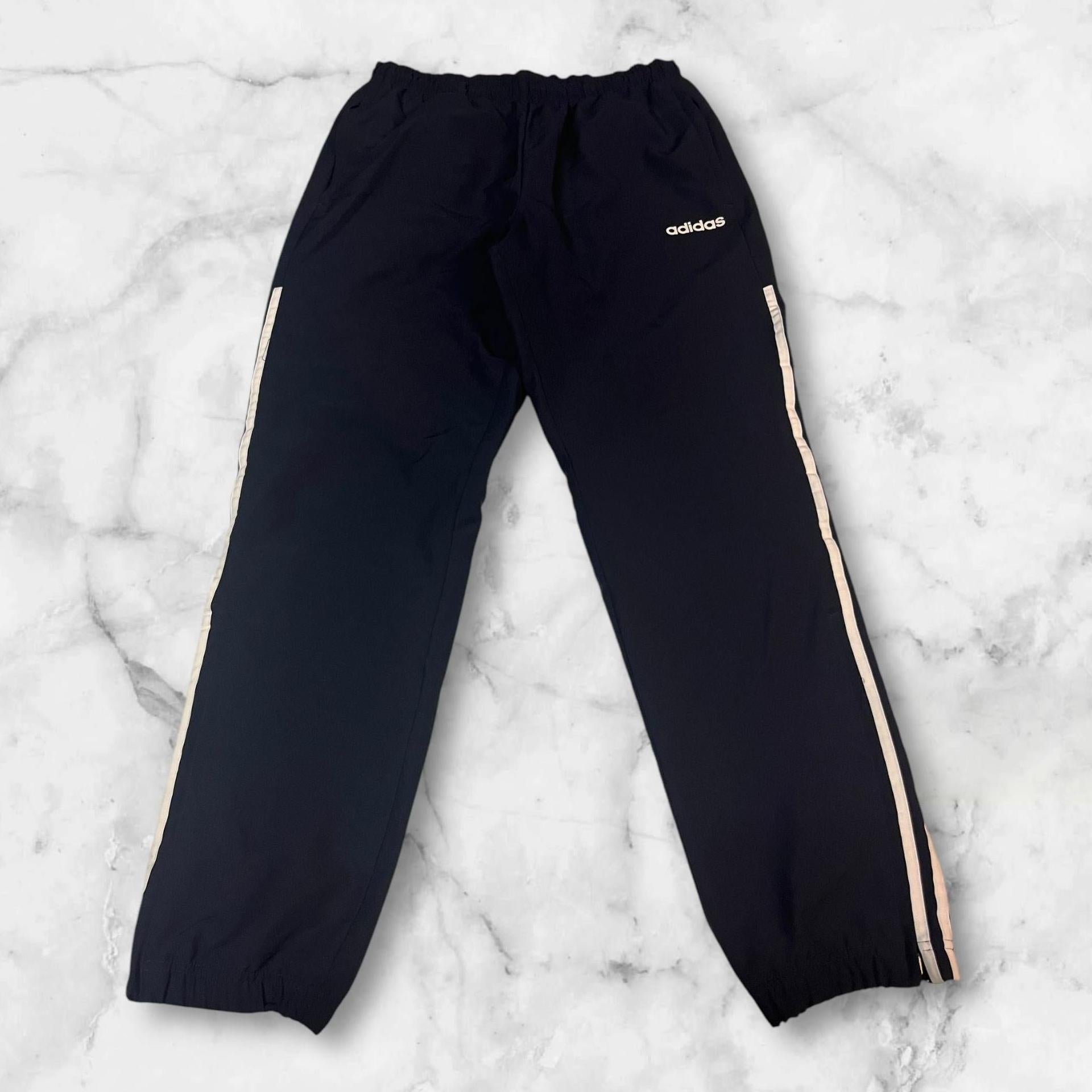 Entdecke unsere Vintage Track Pants von Nike und anderen Marken, erhältlich bei Valuxery.de - Dein Shop für trendige Vintage - Kleidung. Unsere Track Pants sind aus hochwertigen Materialien und