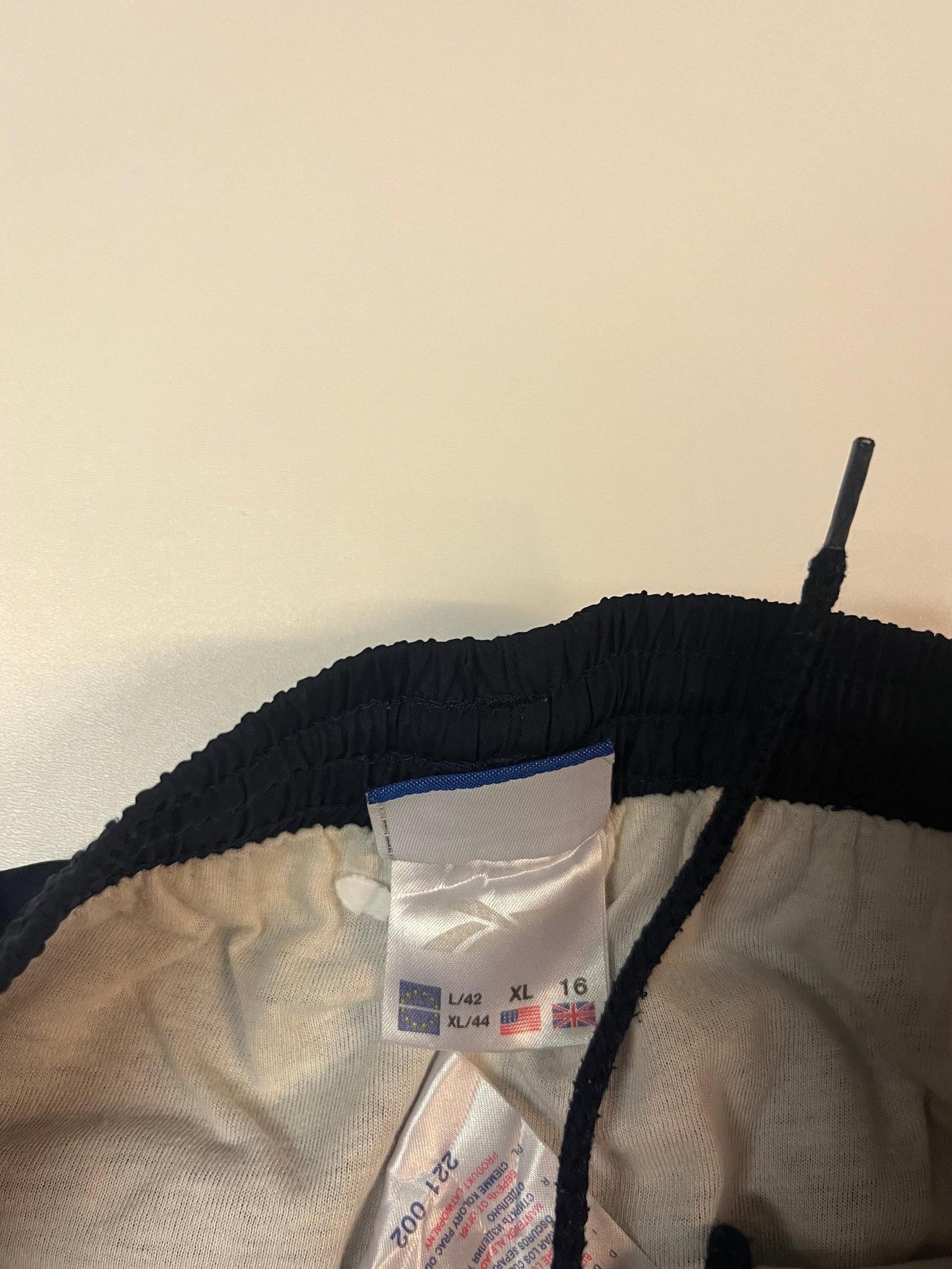 Entdecke unsere Vintage Track Pants von Nike und anderen Marken, erhältlich bei Valuxery.de - Dein Shop für trendige Vintage - Kleidung. Unsere Track Pants sind aus hochwertigen Materialien und