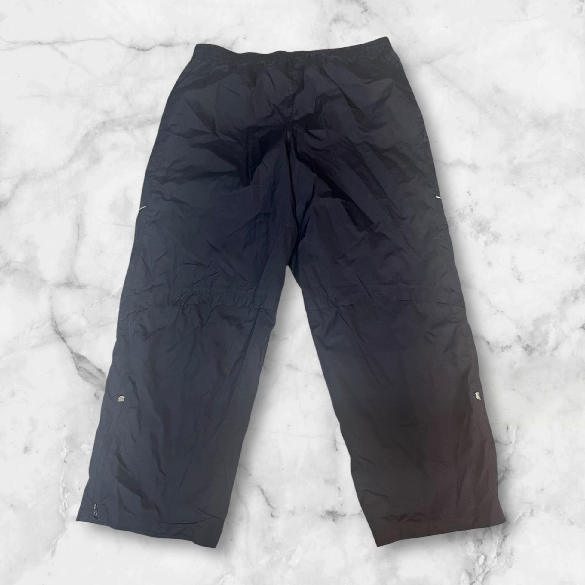 Entdecke unsere Vintage Track Pants von Nike und anderen Marken, erhältlich bei Valuxery.de - Dein Shop für trendige Vintage - Kleidung. Unsere Track Pants sind aus hochwertigen Materialien und
