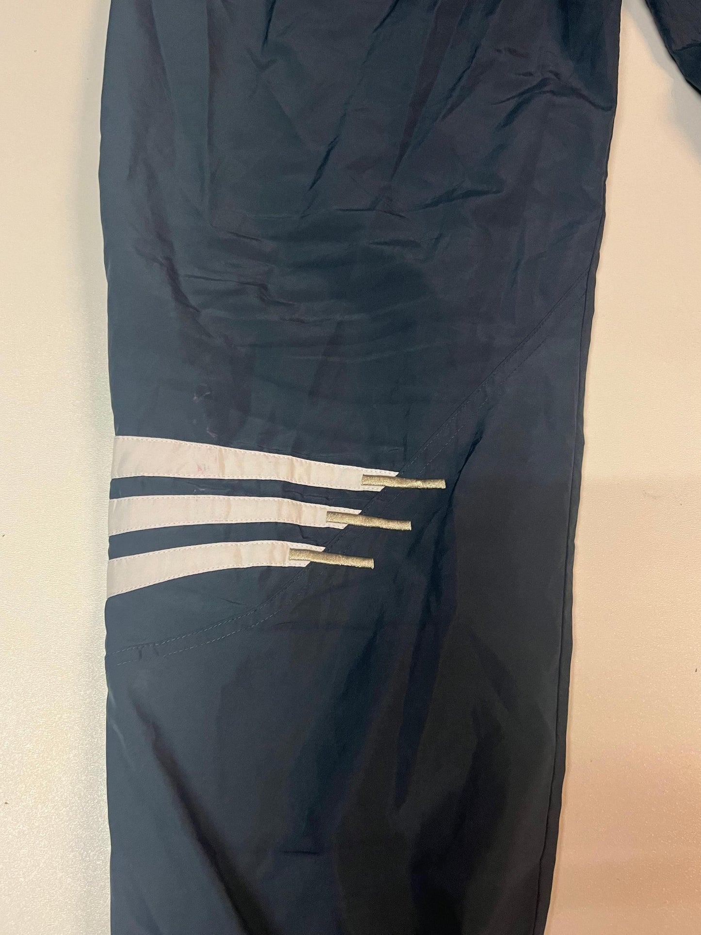 Entdecke unsere Vintage Track Pants von Nike und anderen Marken, erhältlich bei Valuxery.de - Dein Shop für trendige Vintage - Kleidung. Unsere Track Pants sind aus hochwertigen Materialien und