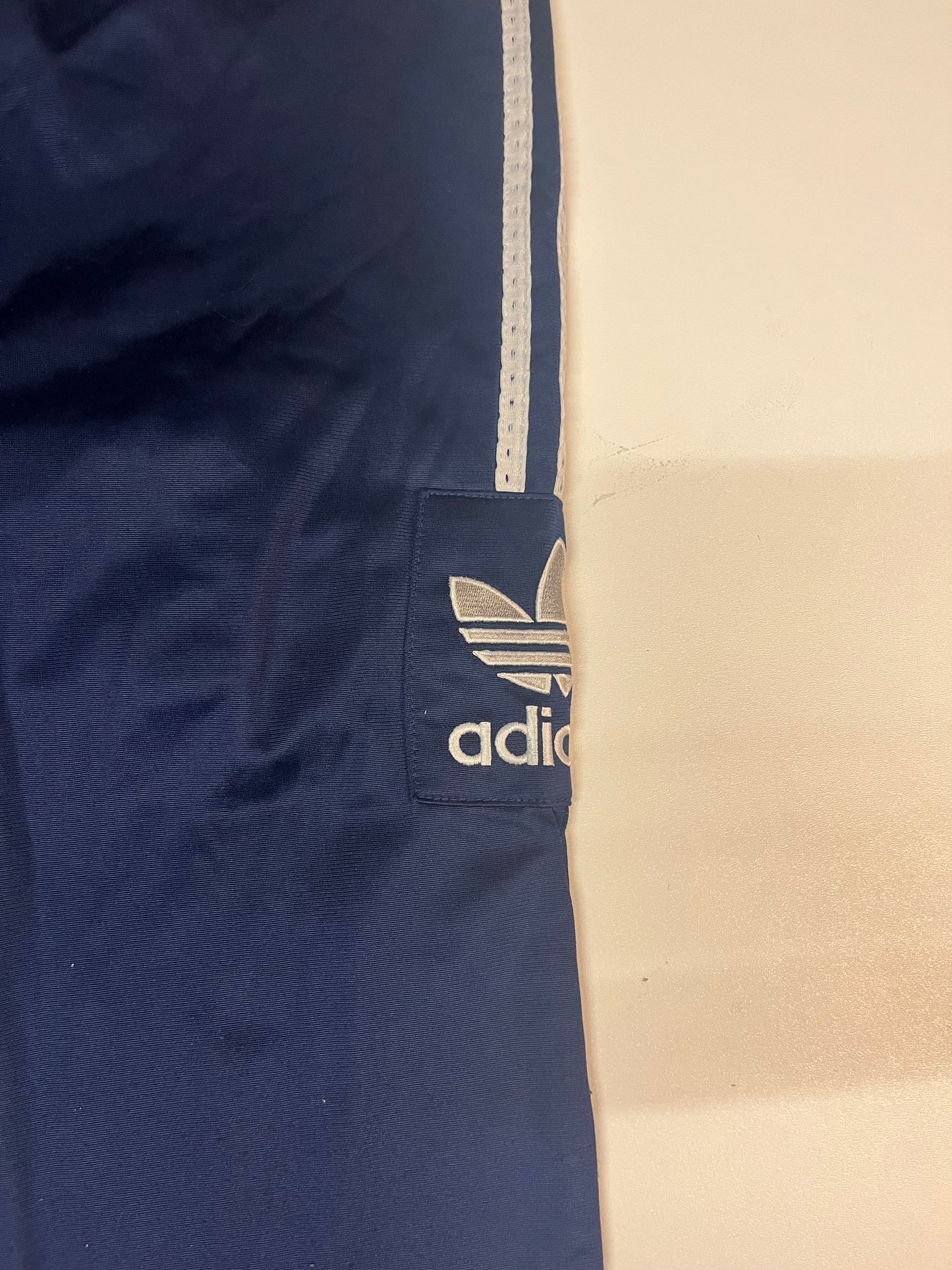 Entdecke unsere Vintage Track Pants von Nike und anderen Marken, erhältlich bei Valuxery.de - Dein Shop für trendige Vintage - Kleidung. Unsere Track Pants sind aus hochwertigen Materialien und