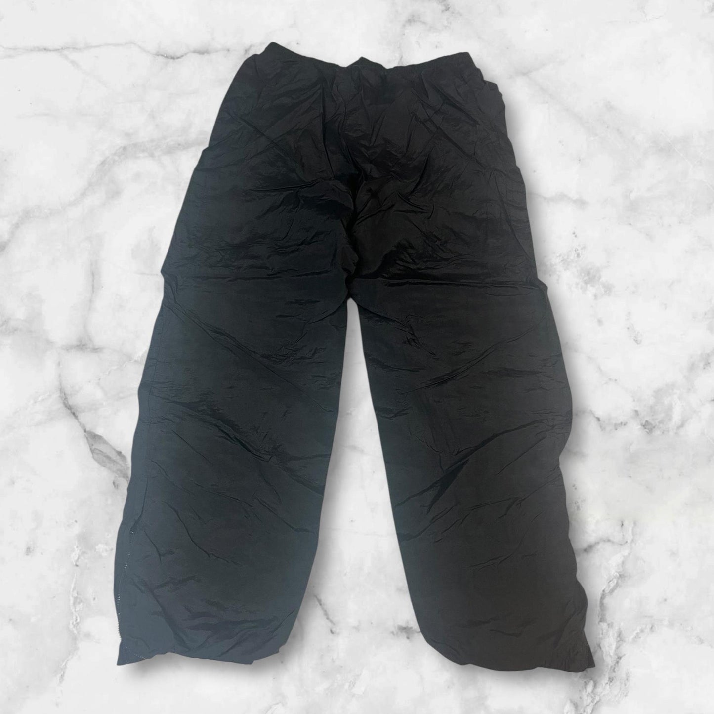 Entdecke unsere Vintage Track Pants von Nike und anderen Marken, erhältlich bei Valuxery.de - Dein Shop für trendige Vintage - Kleidung. Unsere Track Pants sind aus hochwertigen Materialien und
