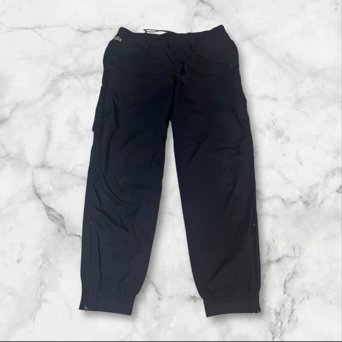 Entdecke unsere Vintage Track Pants von Nike und anderen Marken, erhältlich bei Valuxery.de - Dein Shop für trendige Vintage - Kleidung. Unsere Track Pants sind aus hochwertigen Materialien und