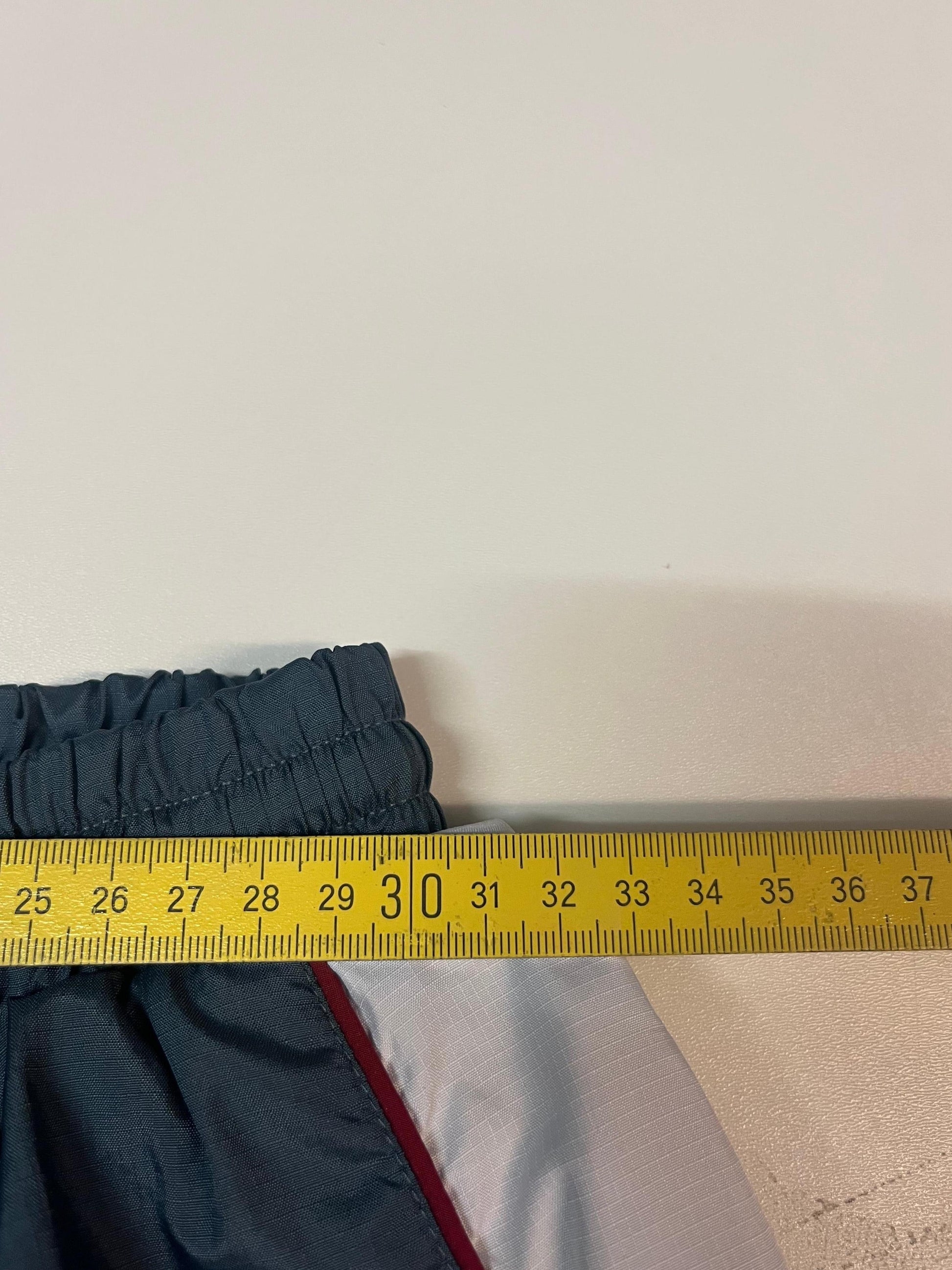 Entdecke unsere Vintage Track Pants von Nike und anderen Marken, erhältlich bei Valuxery.de - Dein Shop für trendige Vintage - Kleidung. Unsere Track Pants sind aus hochwertigen Materialien und