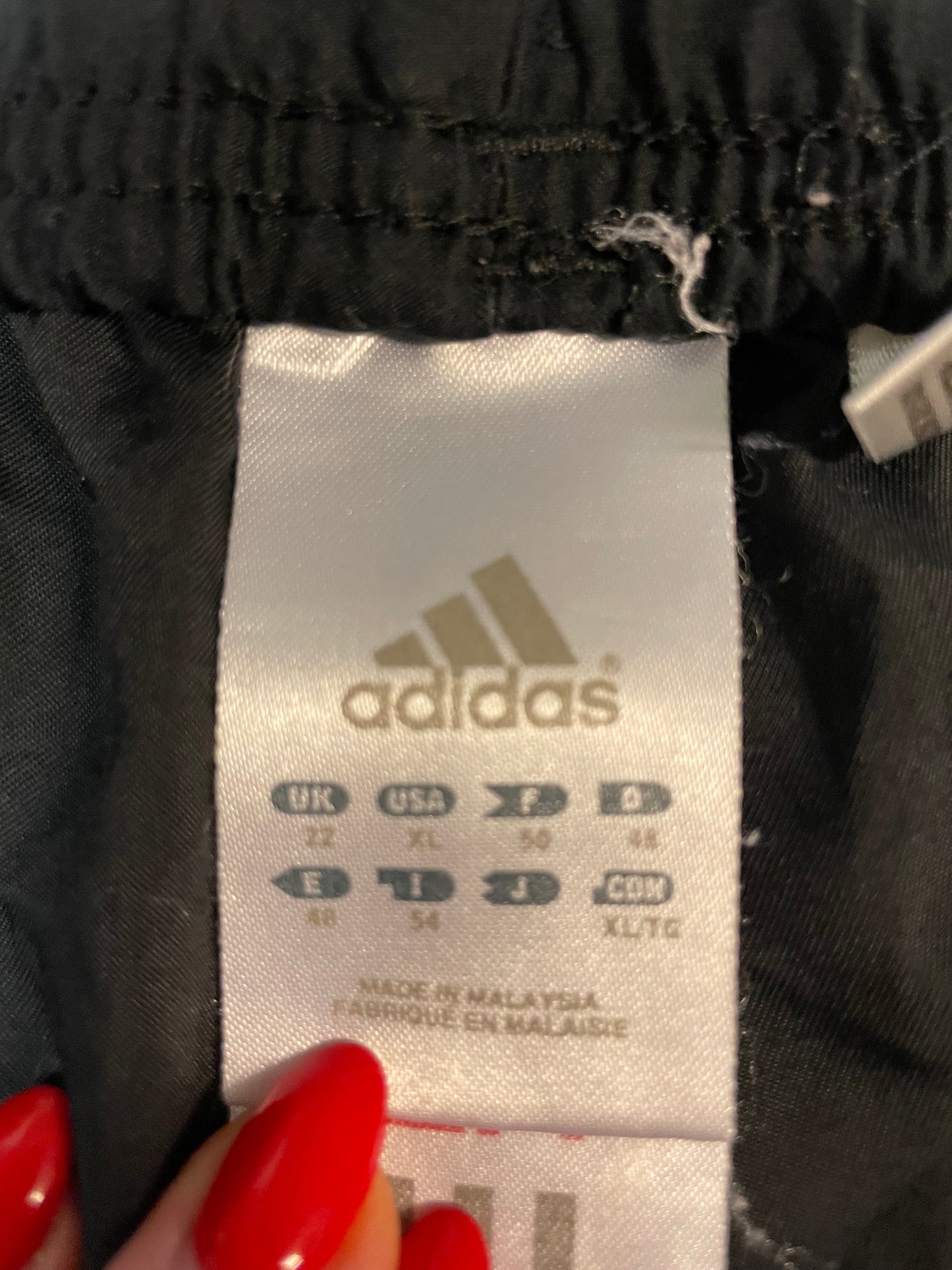 Entdecke unsere Vintage Track Pants von Nike und anderen Marken, erhältlich bei Valuxery.de - Dein Shop für trendige Vintage - Kleidung. Unsere Track Pants sind aus hochwertigen Materialien und