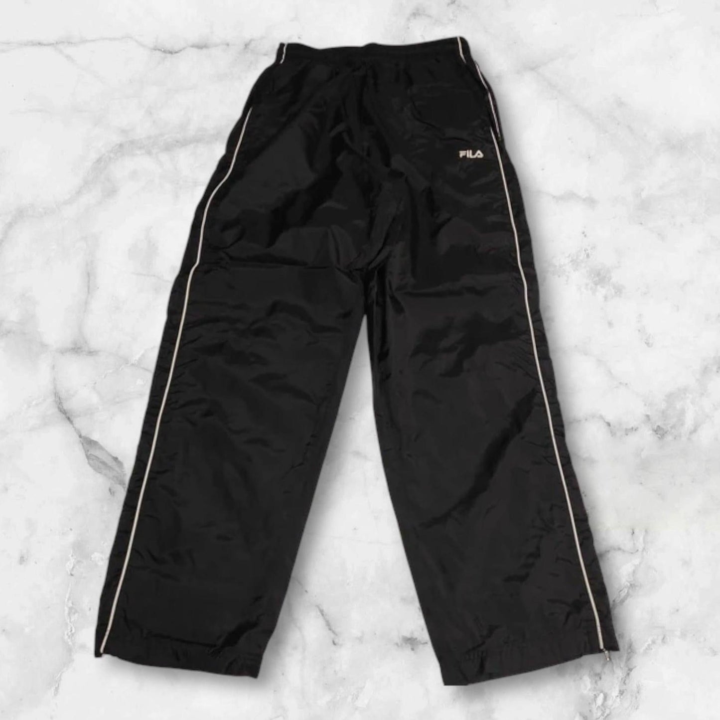 Entdecke unsere Vintage Track Pants von Nike und anderen Marken, erhältlich bei Valuxery.de - Dein Shop für trendige Vintage - Kleidung. Unsere Track Pants sind aus hochwertigen Materialien und