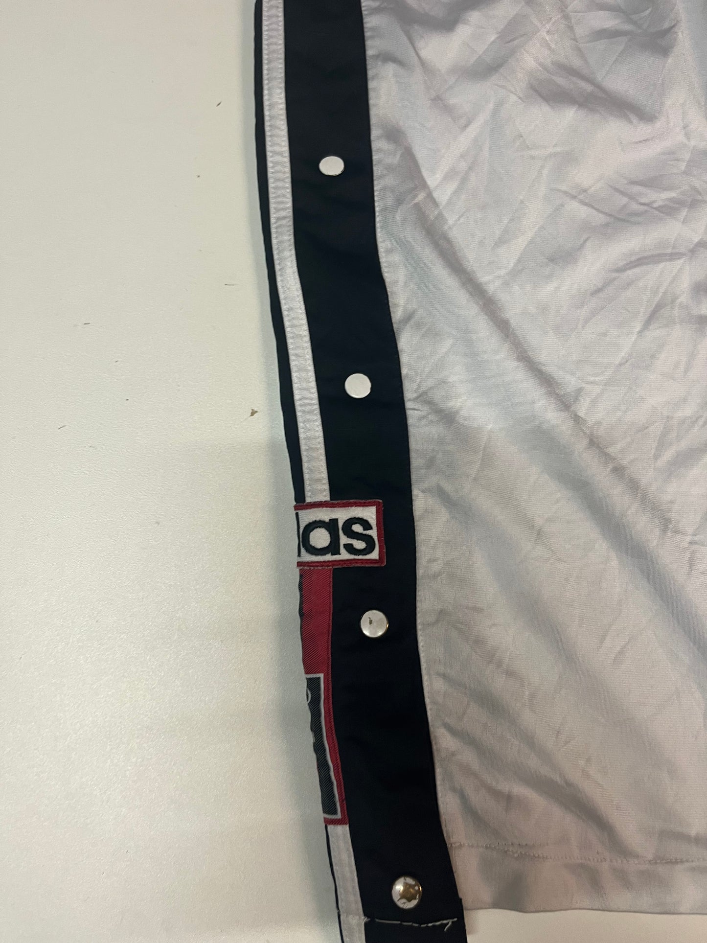 Entdecke unsere Vintage Track Pants von Nike und anderen Marken, erhältlich bei Valuxery.de - Dein Shop für trendige Vintage - Kleidung. Unsere Track Pants sind aus hochwertigen Materialien und